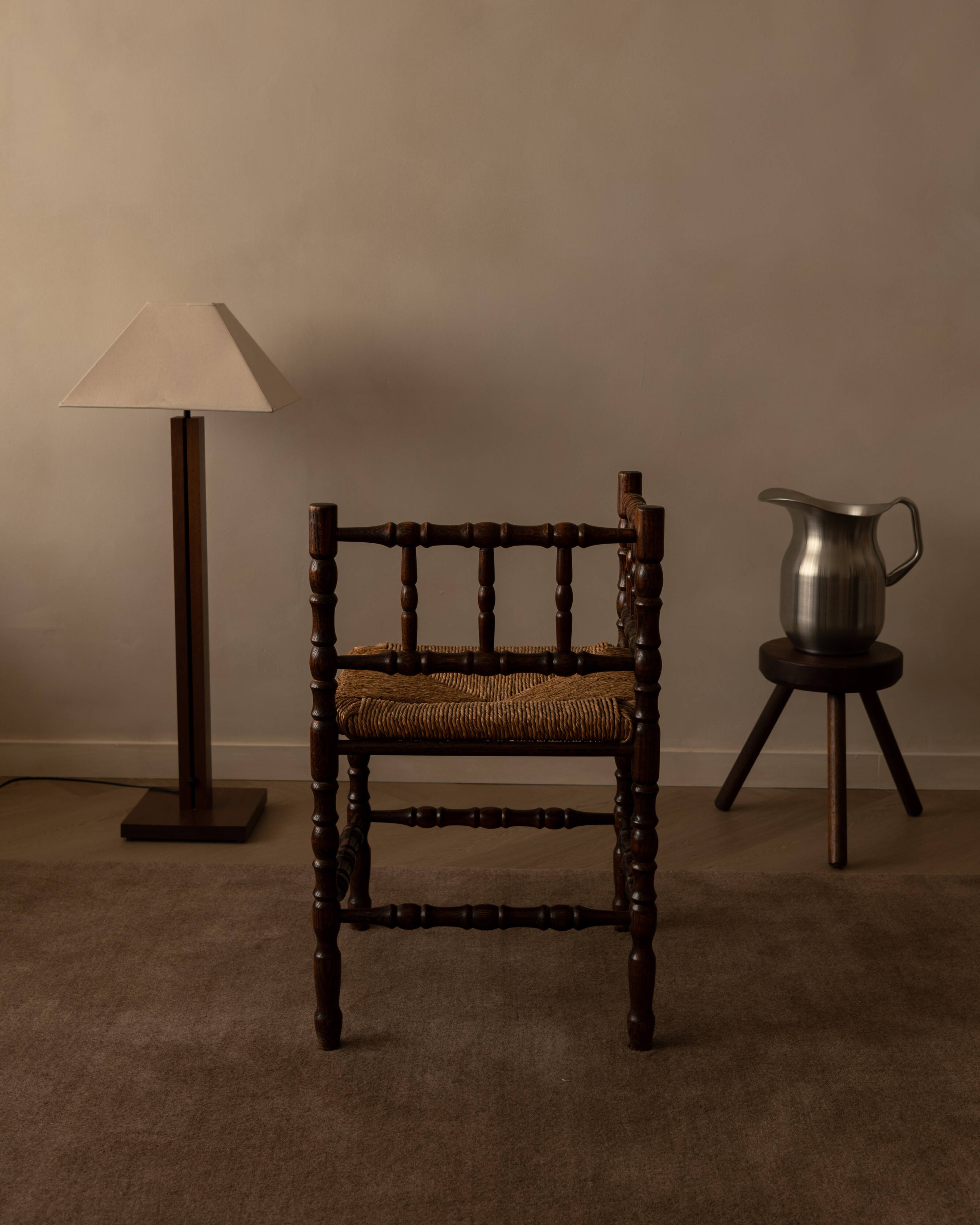 Chaise vintage à dossier ajouré et assise en jonc · 42×42×68 cm