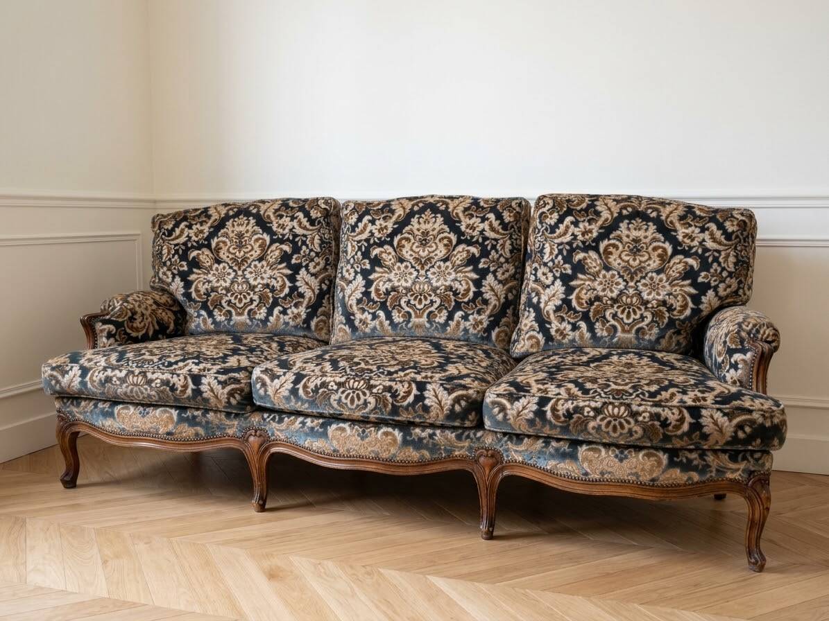 Living room set: sofa and 2 Louis XV armchairs in wood and damask fabric.