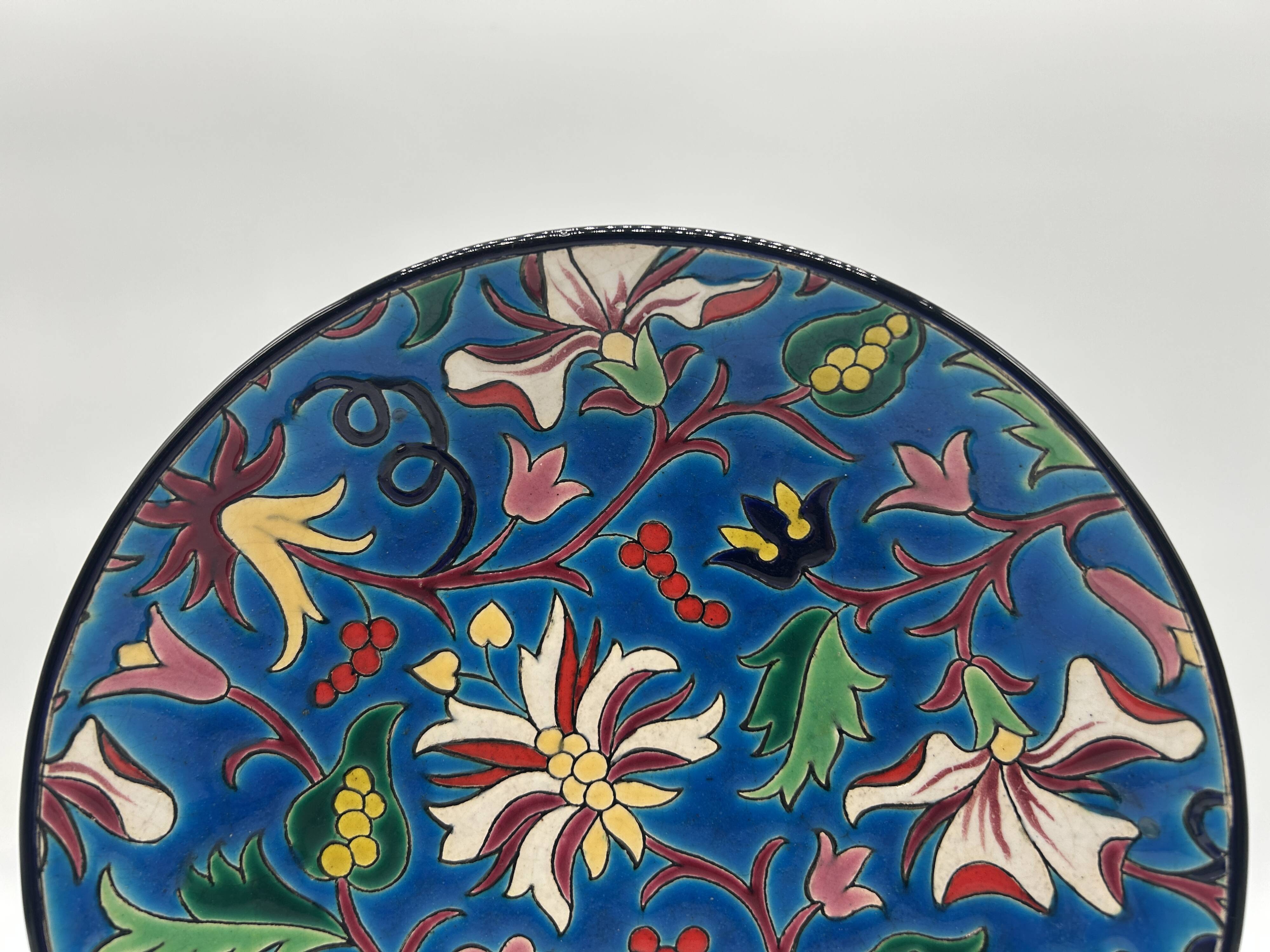 Assiette en faïence et émaux de Longwy