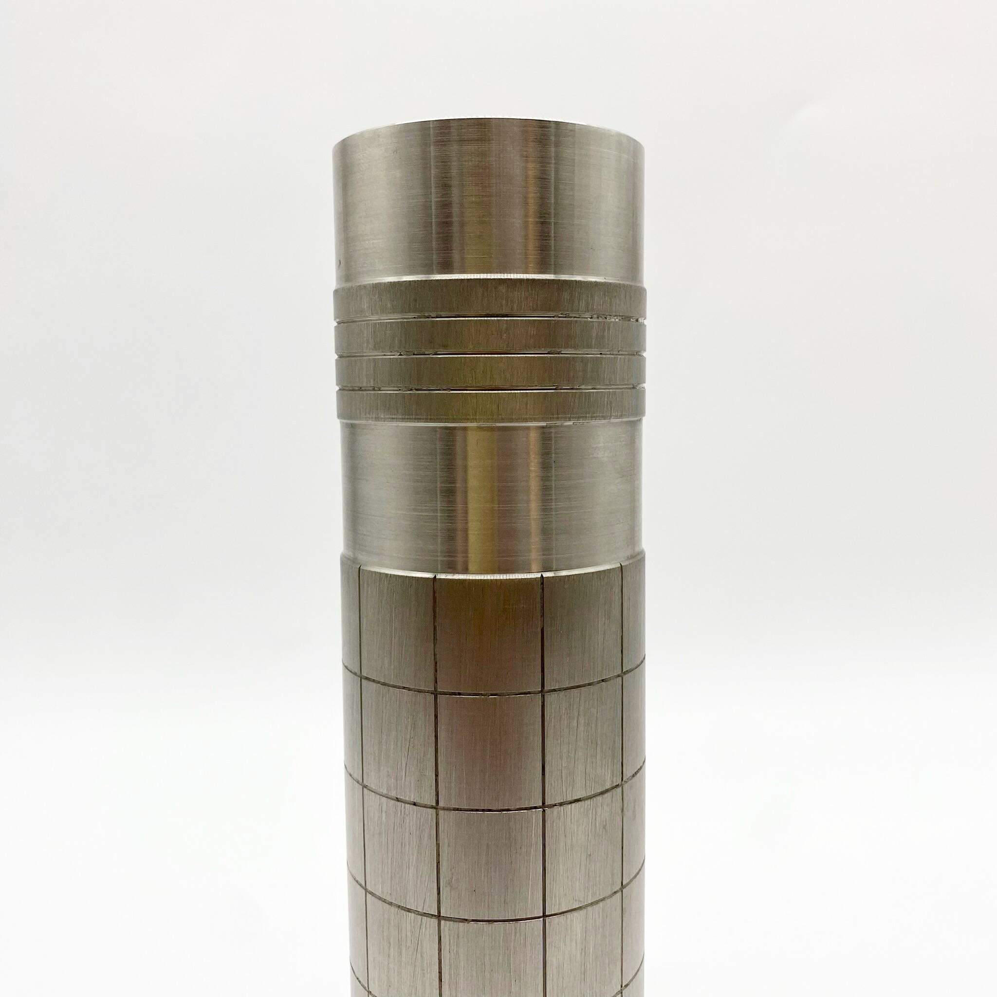Vase rouleau brutaliste / aluminium brossé – 1960s