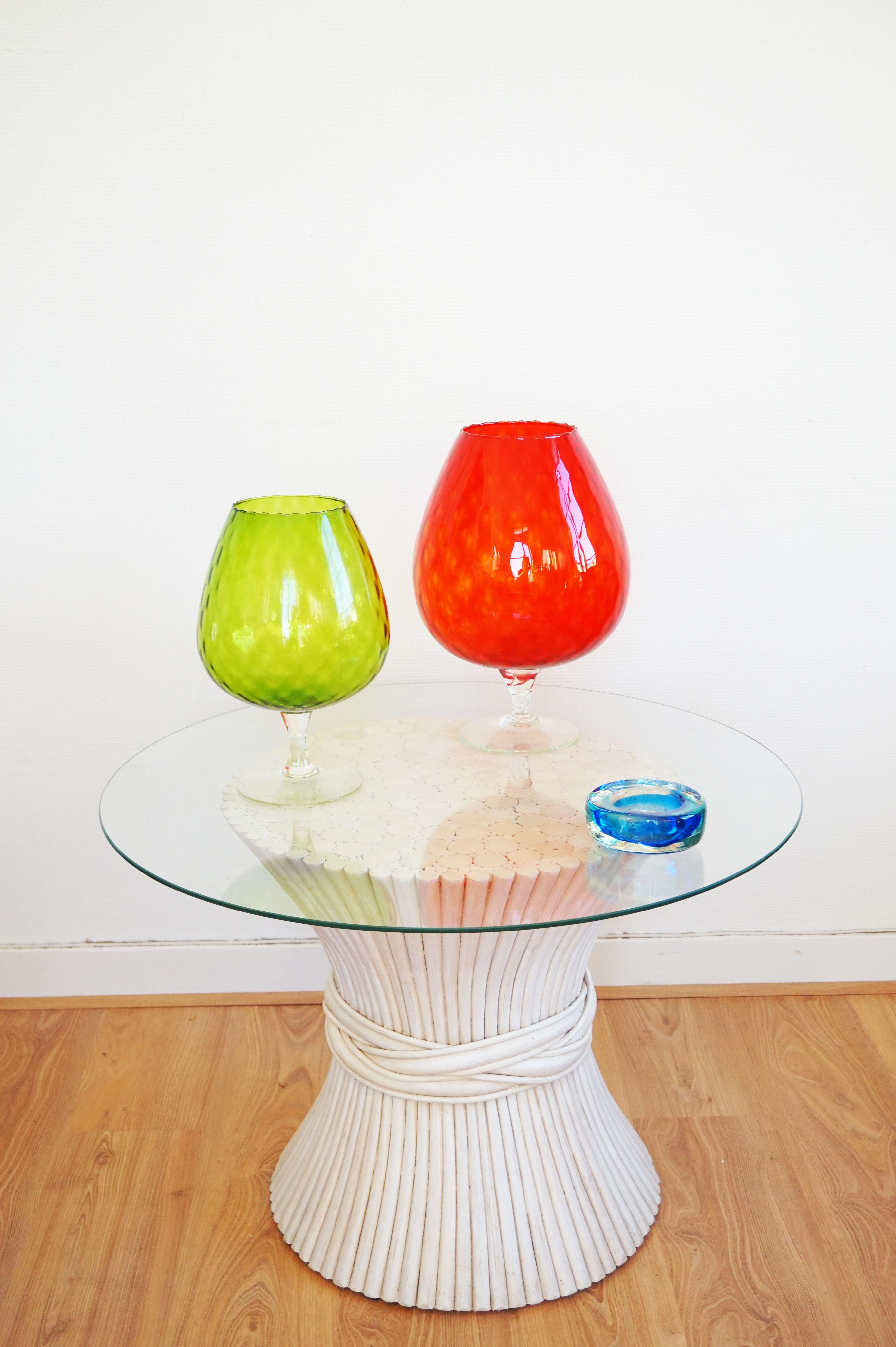 Table low round and white vintage rattan bamboo