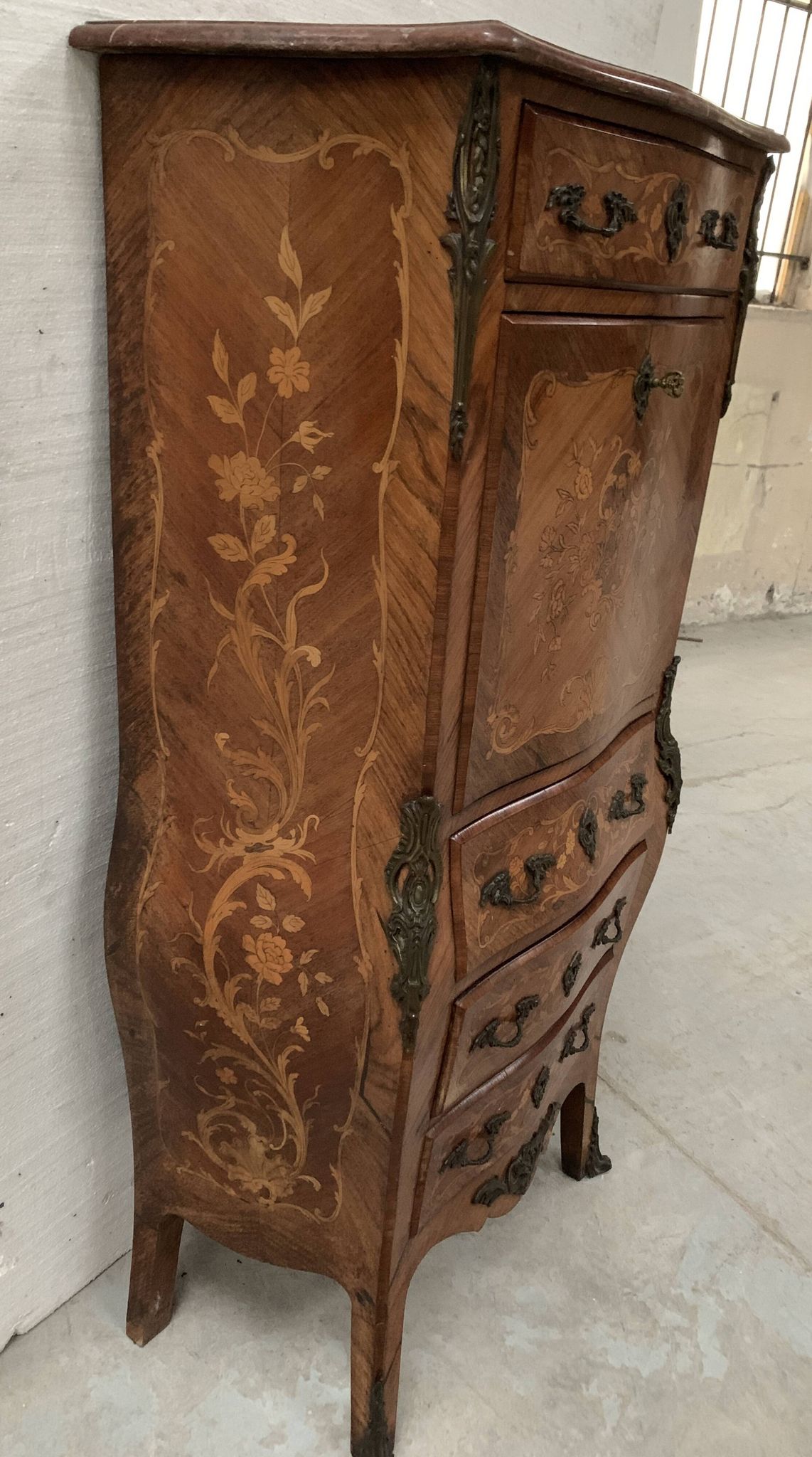 Louis XV style lady's secretary in light wood marquetry, 20th century.