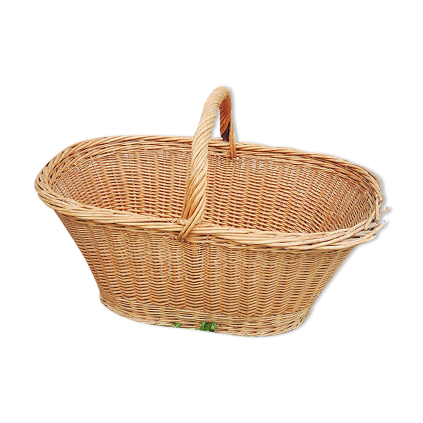 Basket with light wicker linen