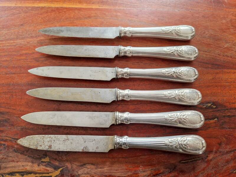 Christofle Série de 6 couteaux à entremets modèle Trianon en métal argenté