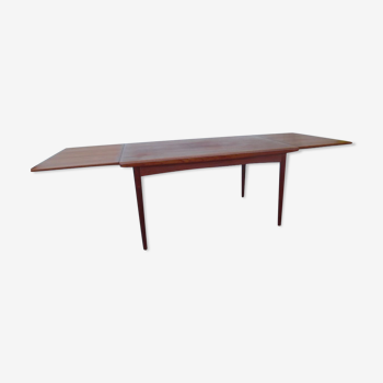 Table scandinave