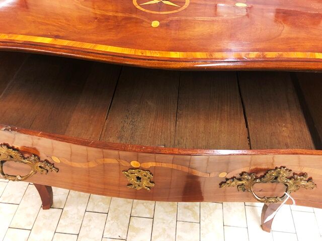 Curved chest of drawers of the eighteenth century