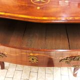 Curved chest of drawers of the eighteenth century