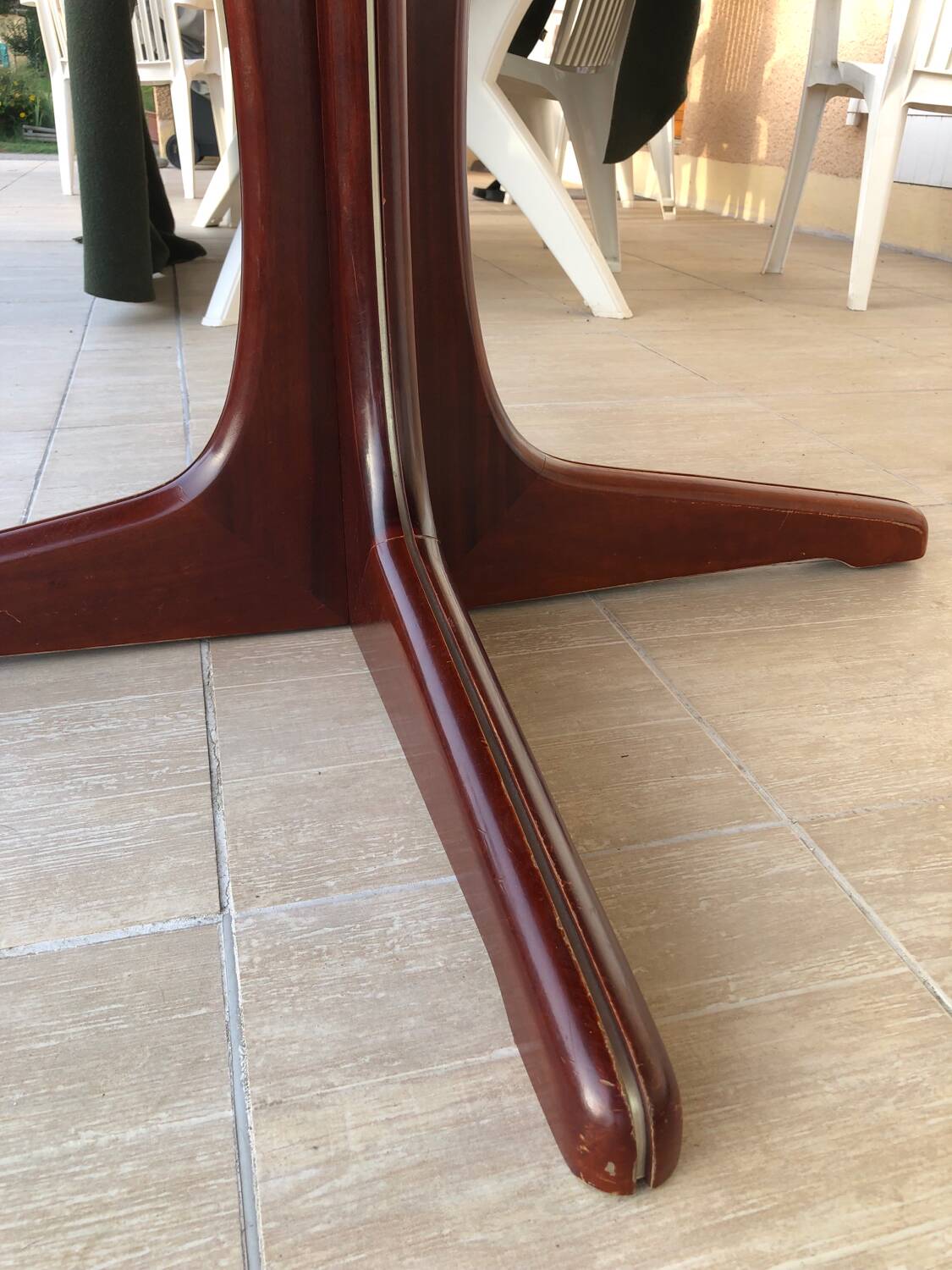 Baumann extendable round table