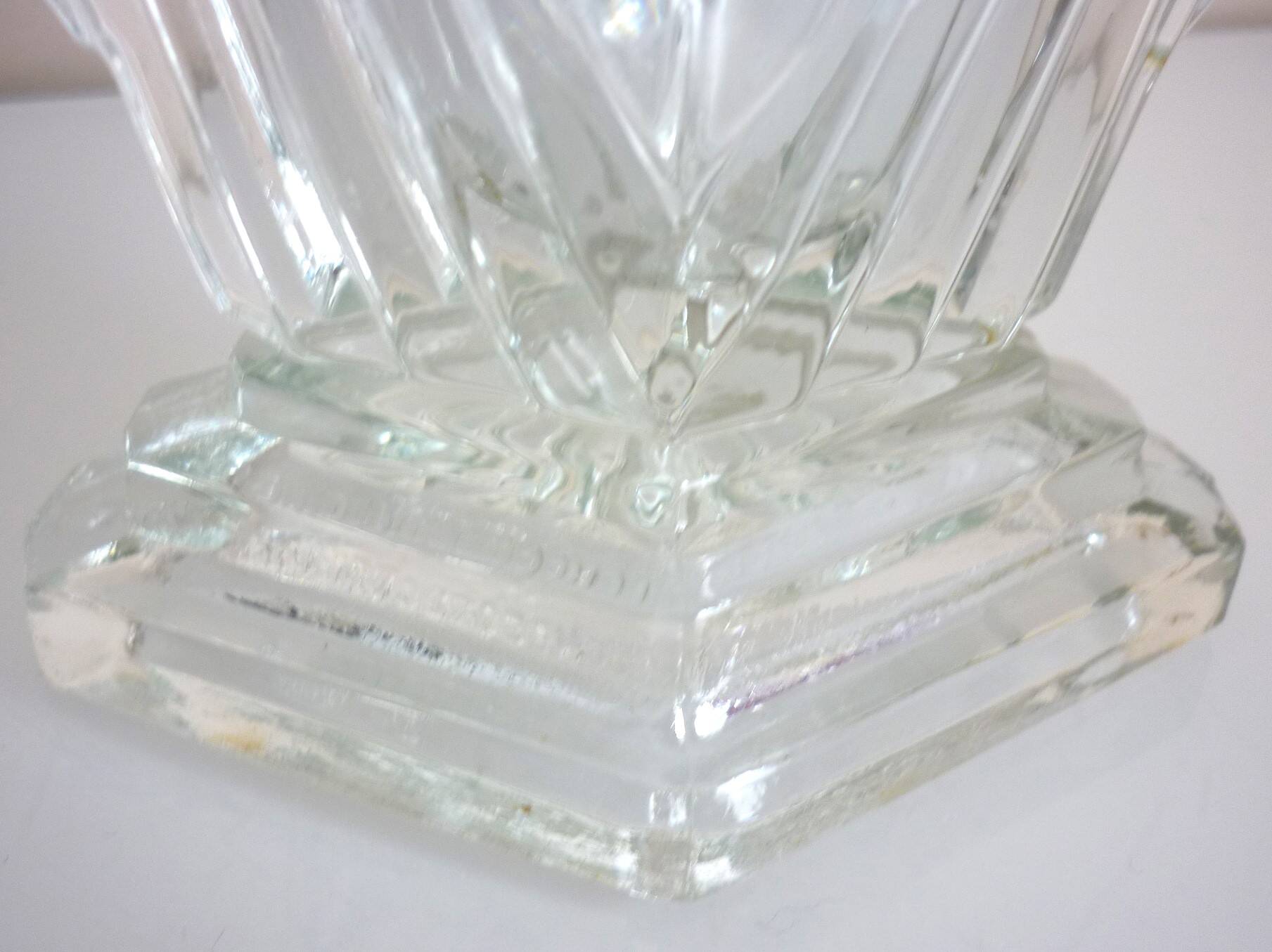 Vase losange art déco, cristal de bohême marqué "Tchécoslovaquie", décor géométrique