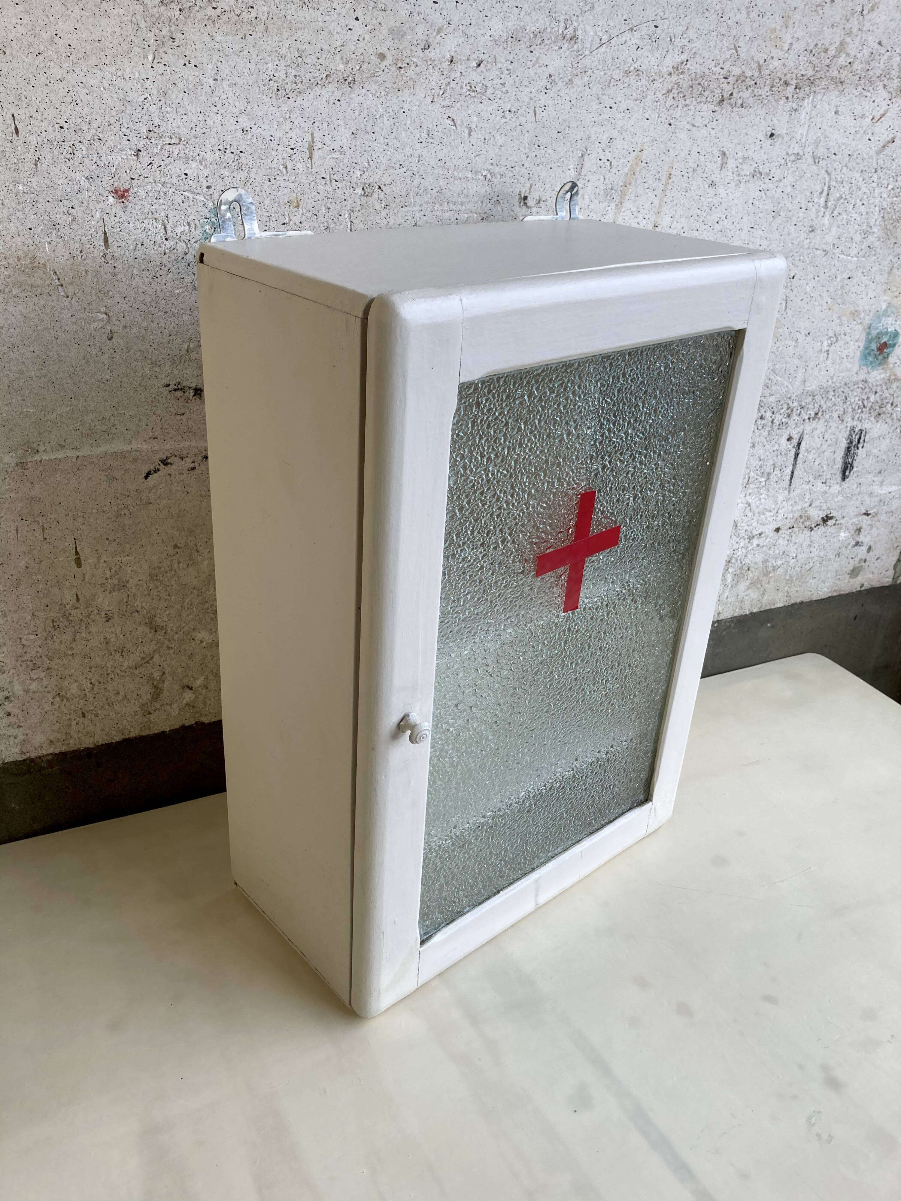 Pharmacy cupboard 60'