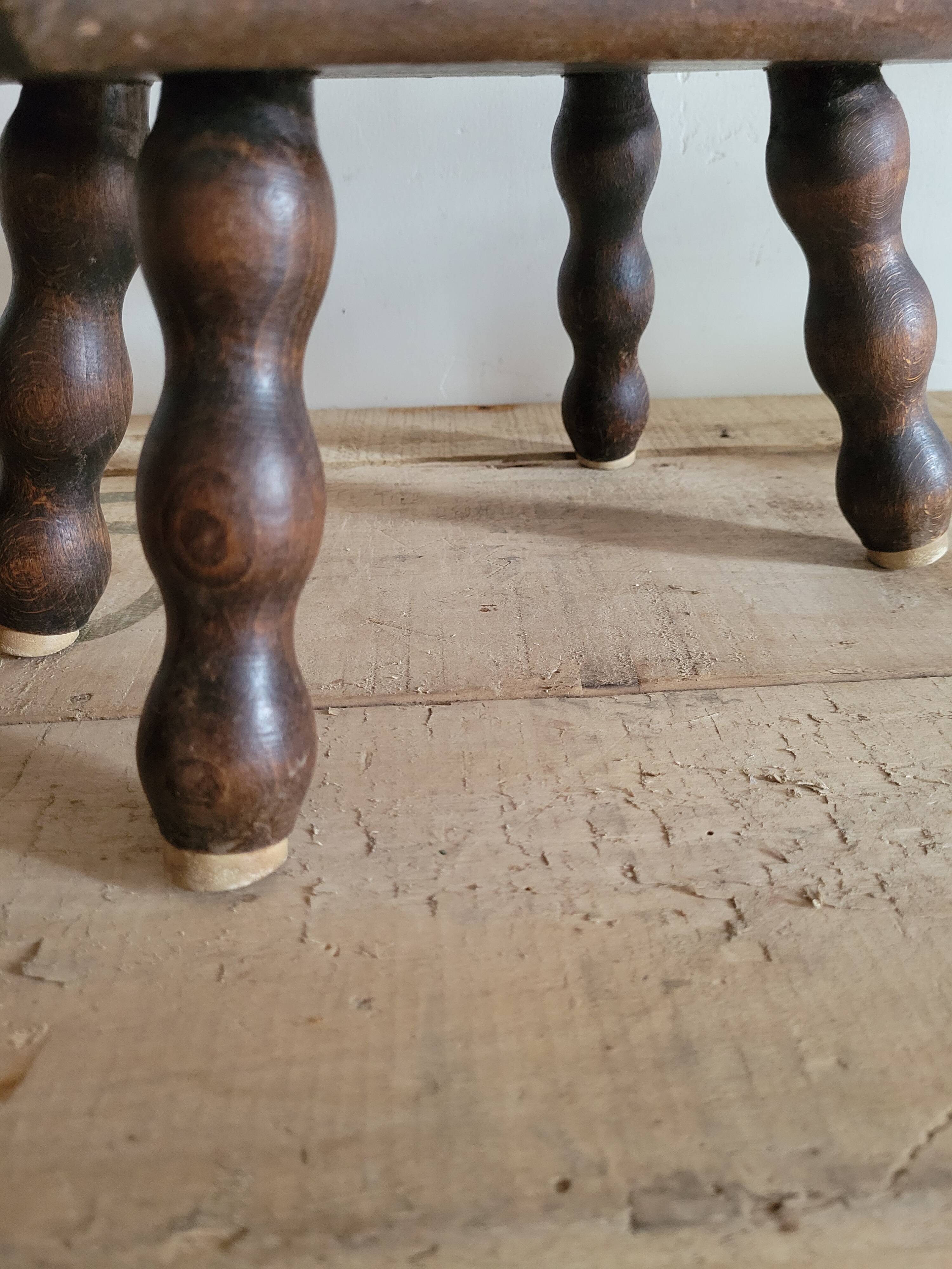Tabouret avec pieds en bois tourné