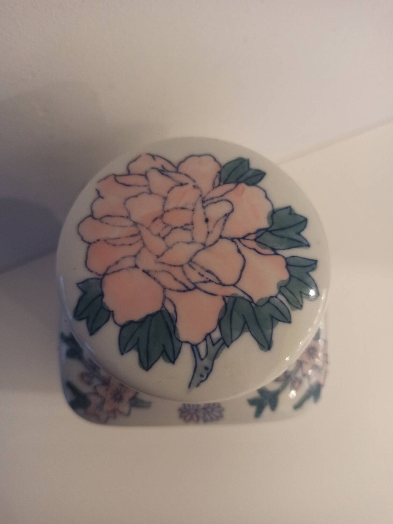 Bonbonnière à motifs asiatiques en porcelaine