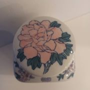 Bonbonnière à motifs asiatiques en porcelaine