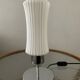 Lampe vintage en opaline et métal chromé 