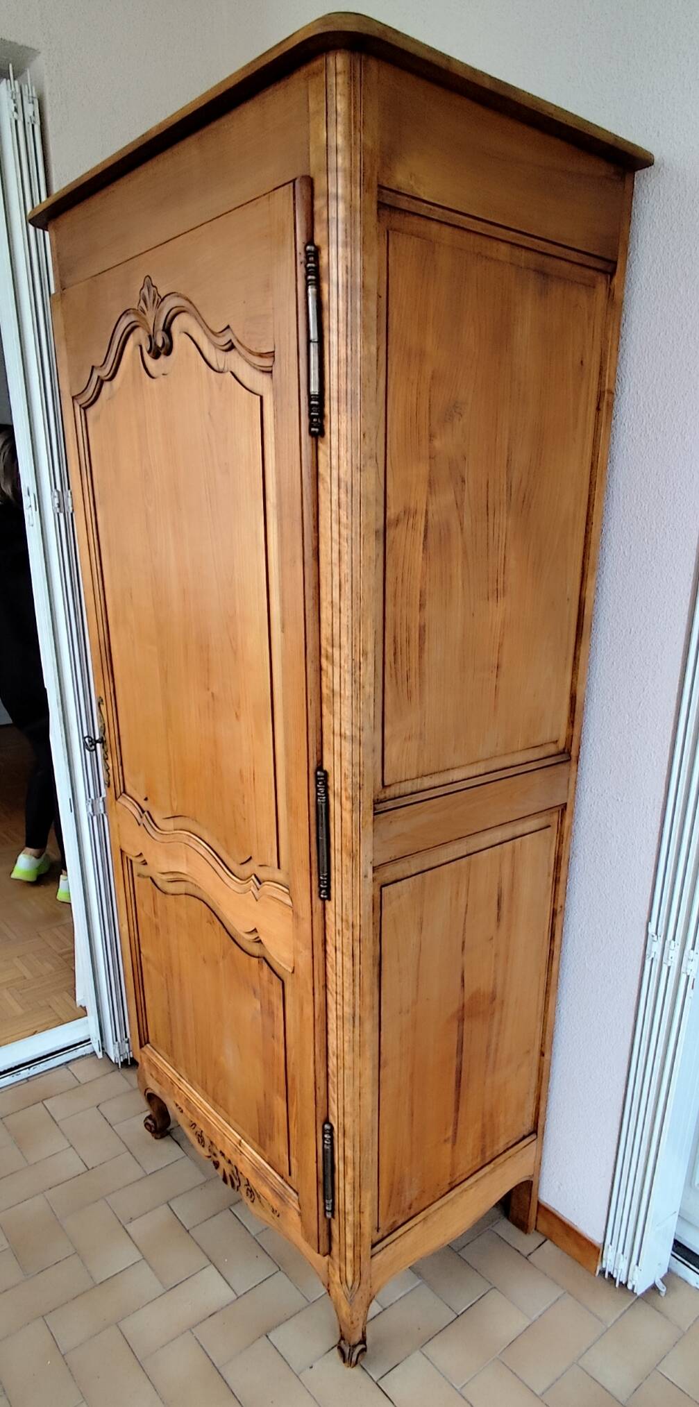 Louis XV rustic bonnetière in solid cherry wood, late 19th to early 20th century.