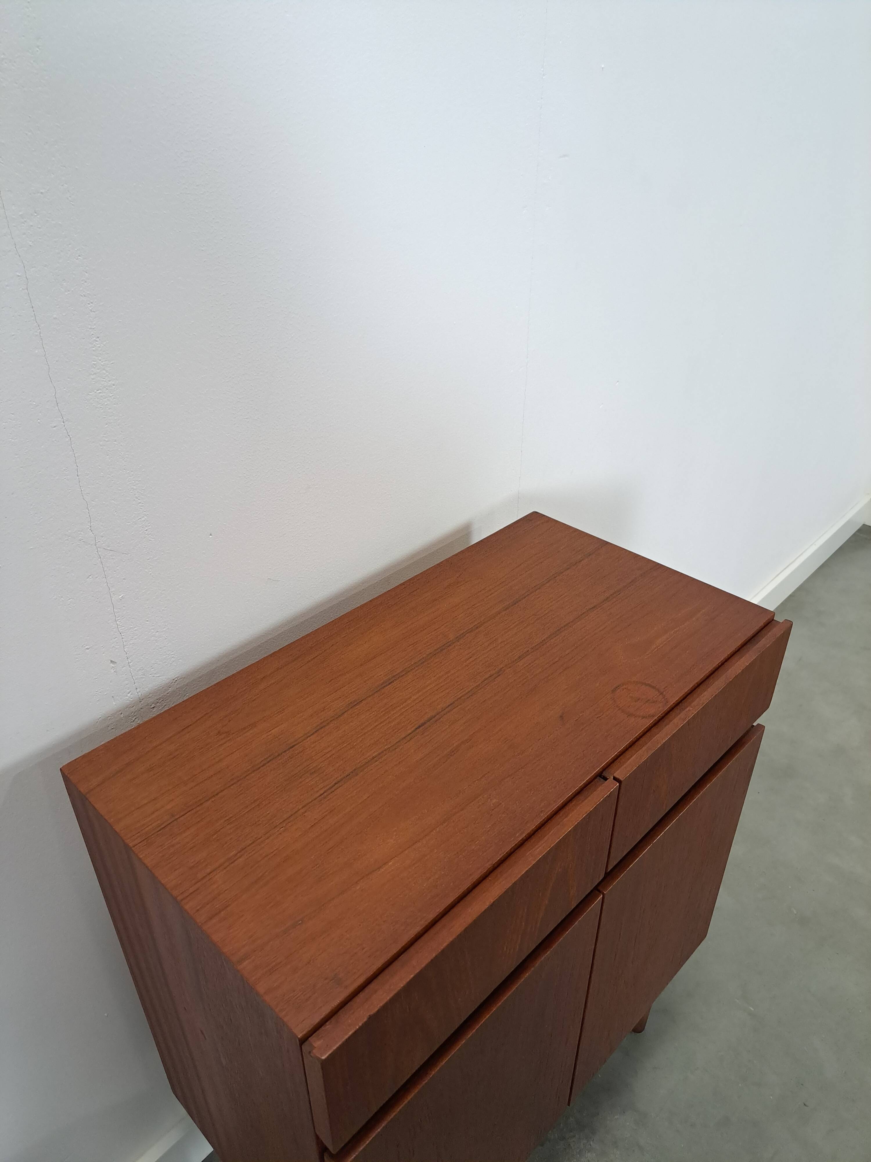 Teck plus fin kastje met lades, nr. 1