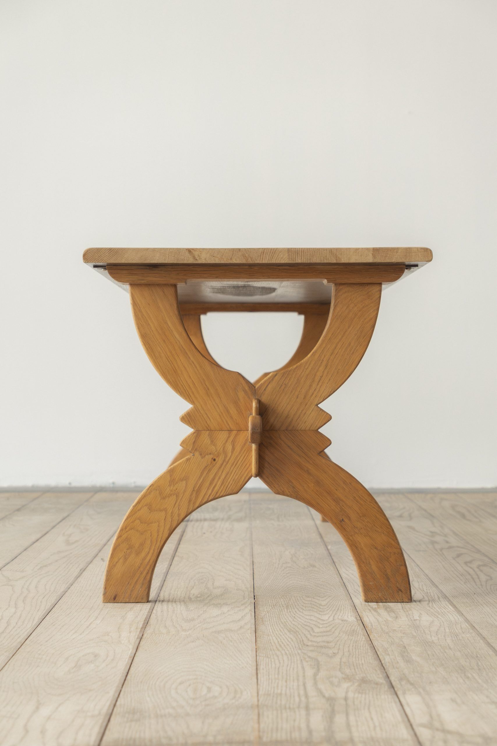 Table basse par Henning Kjærnulf, en chêne, vers 1970, Danemark
