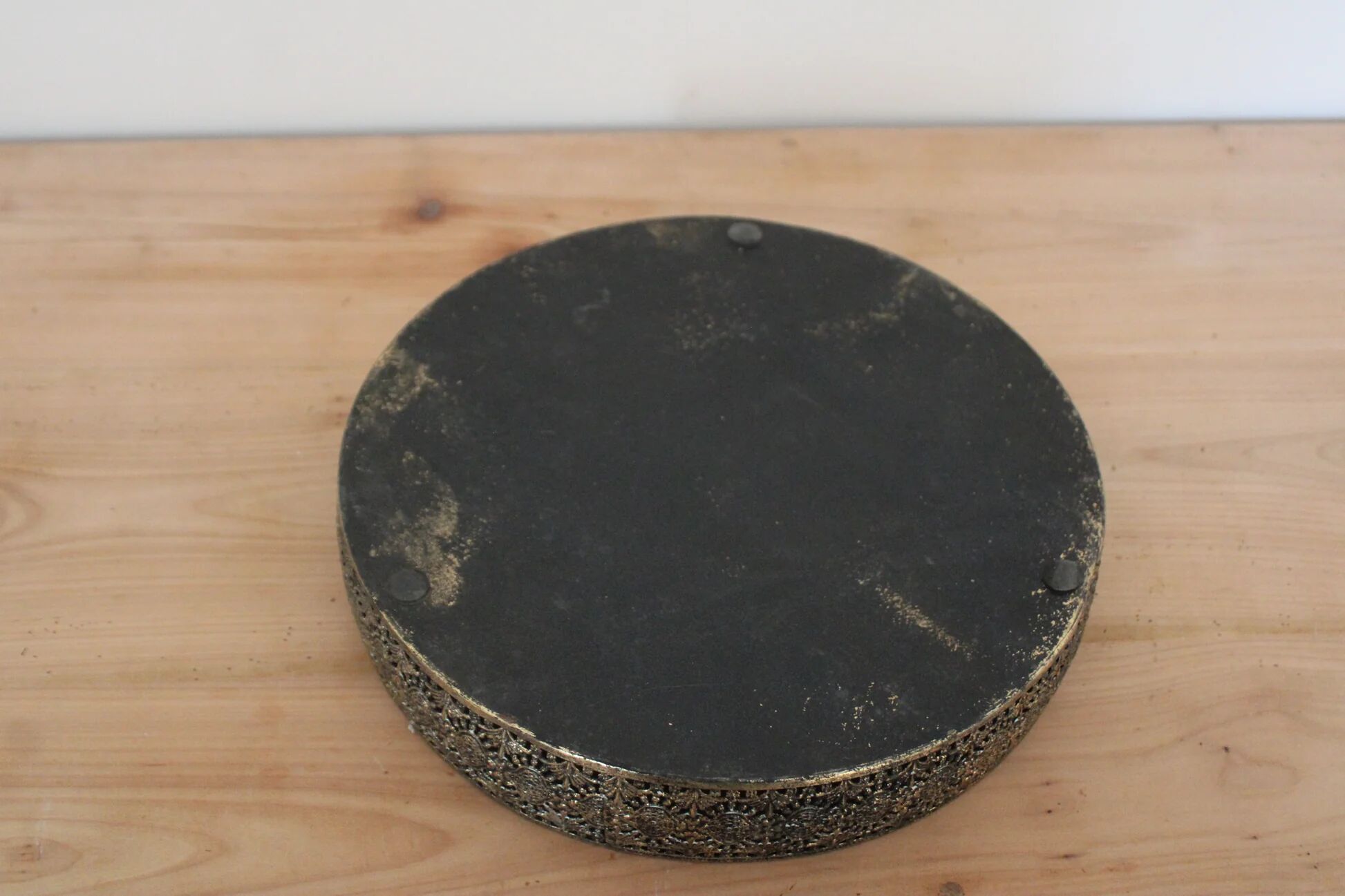 Round metal plate in patinated gold with an openwork border – D30 cm