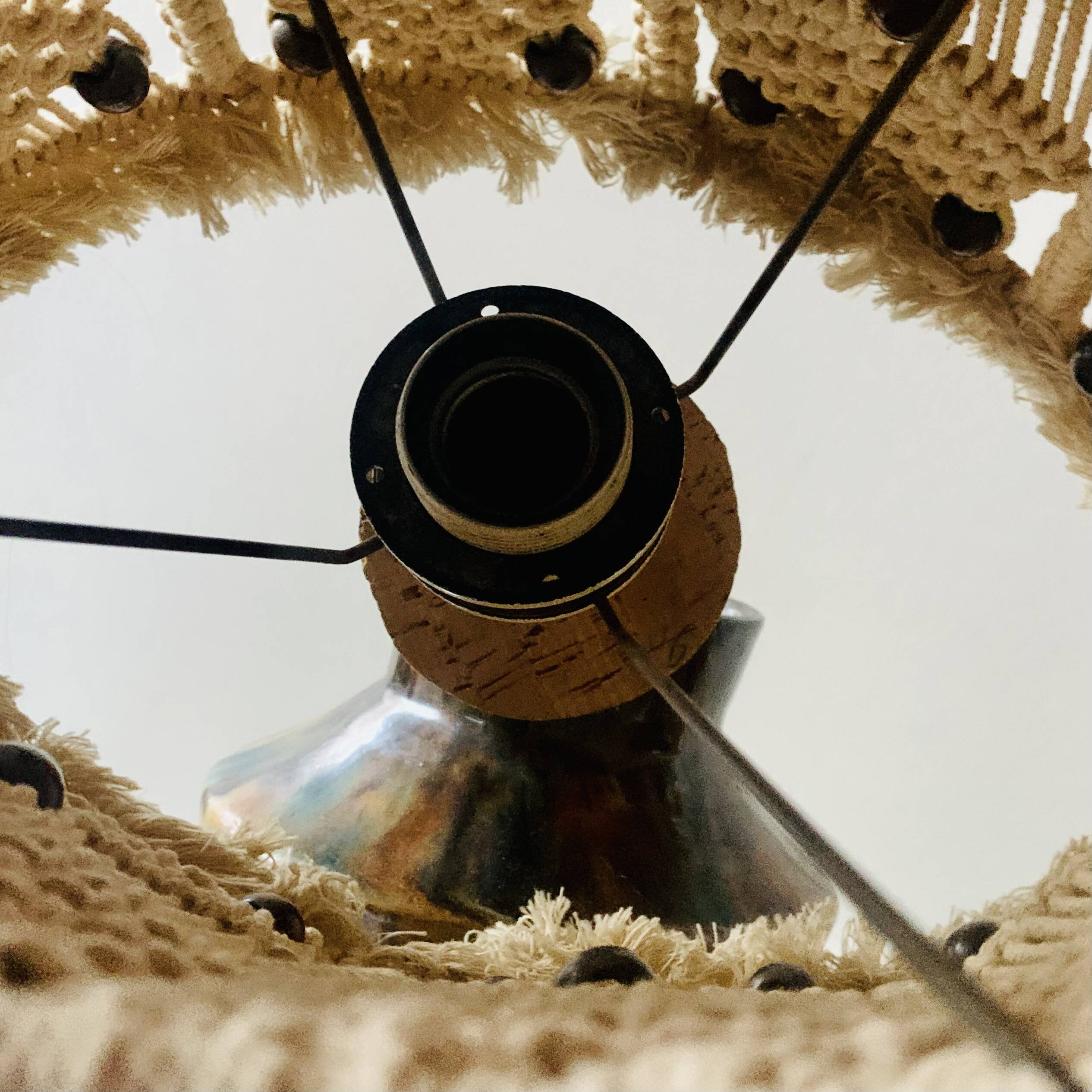 Lampe vintage à poser en grès vernissé avec abat-jour en macramé