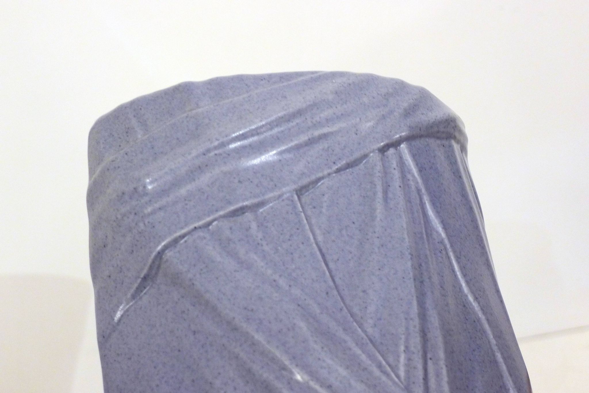 Vase mauve, rubans drapés en relief