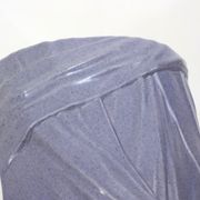 Vase mauve, rubans drapés en relief