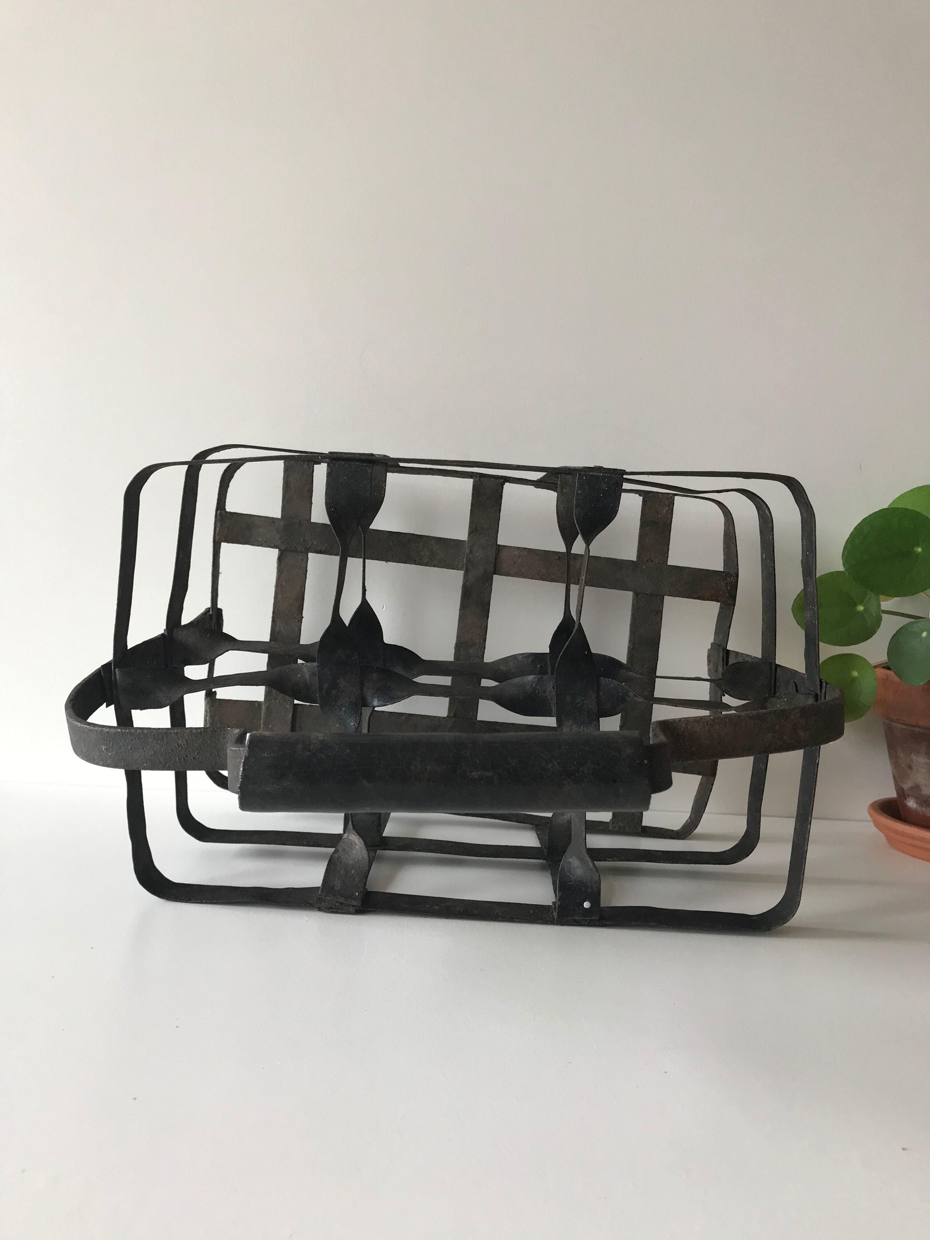 Metal bottle holder