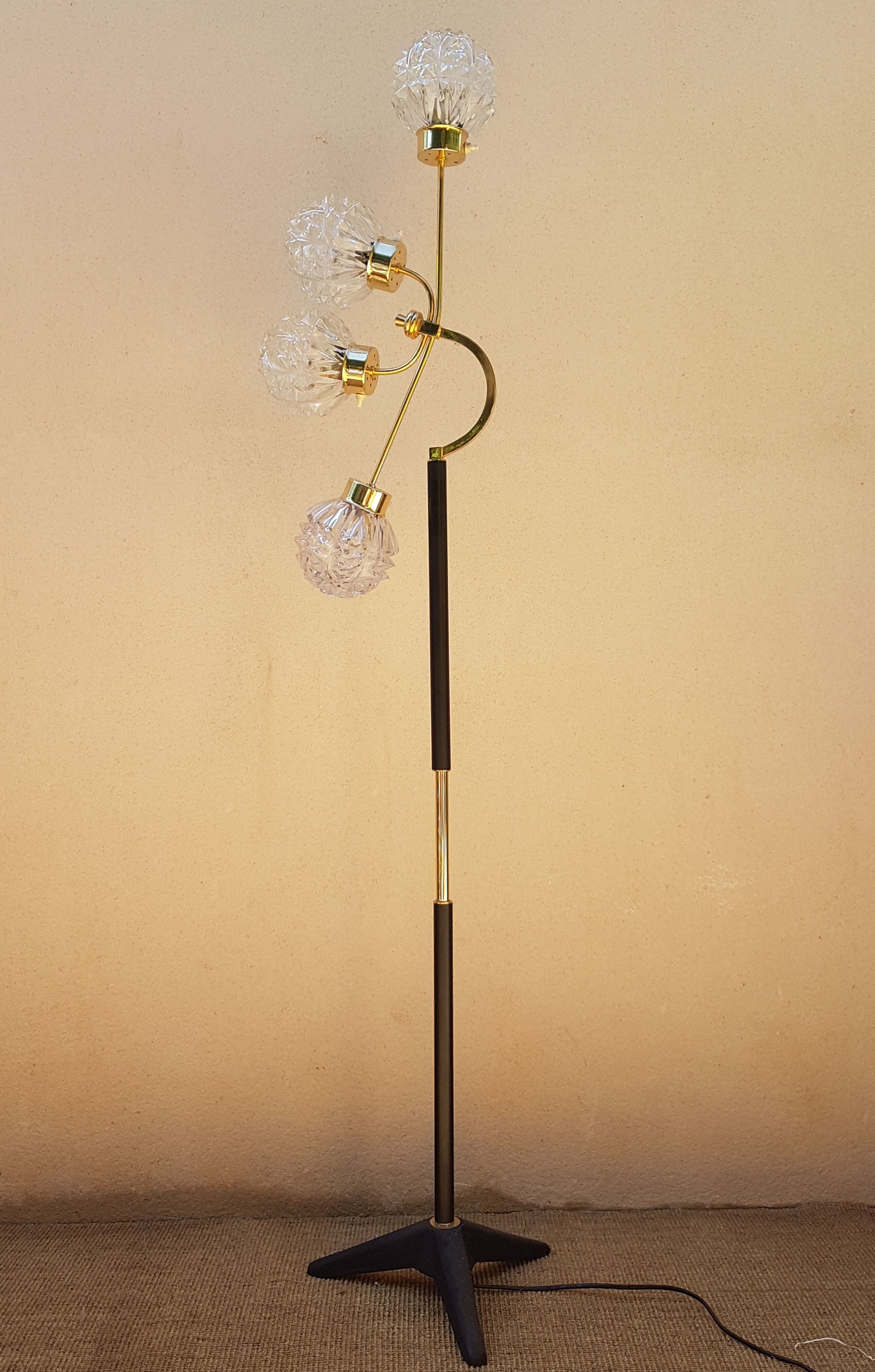 Lampadaire tripode Arlus laiton doré