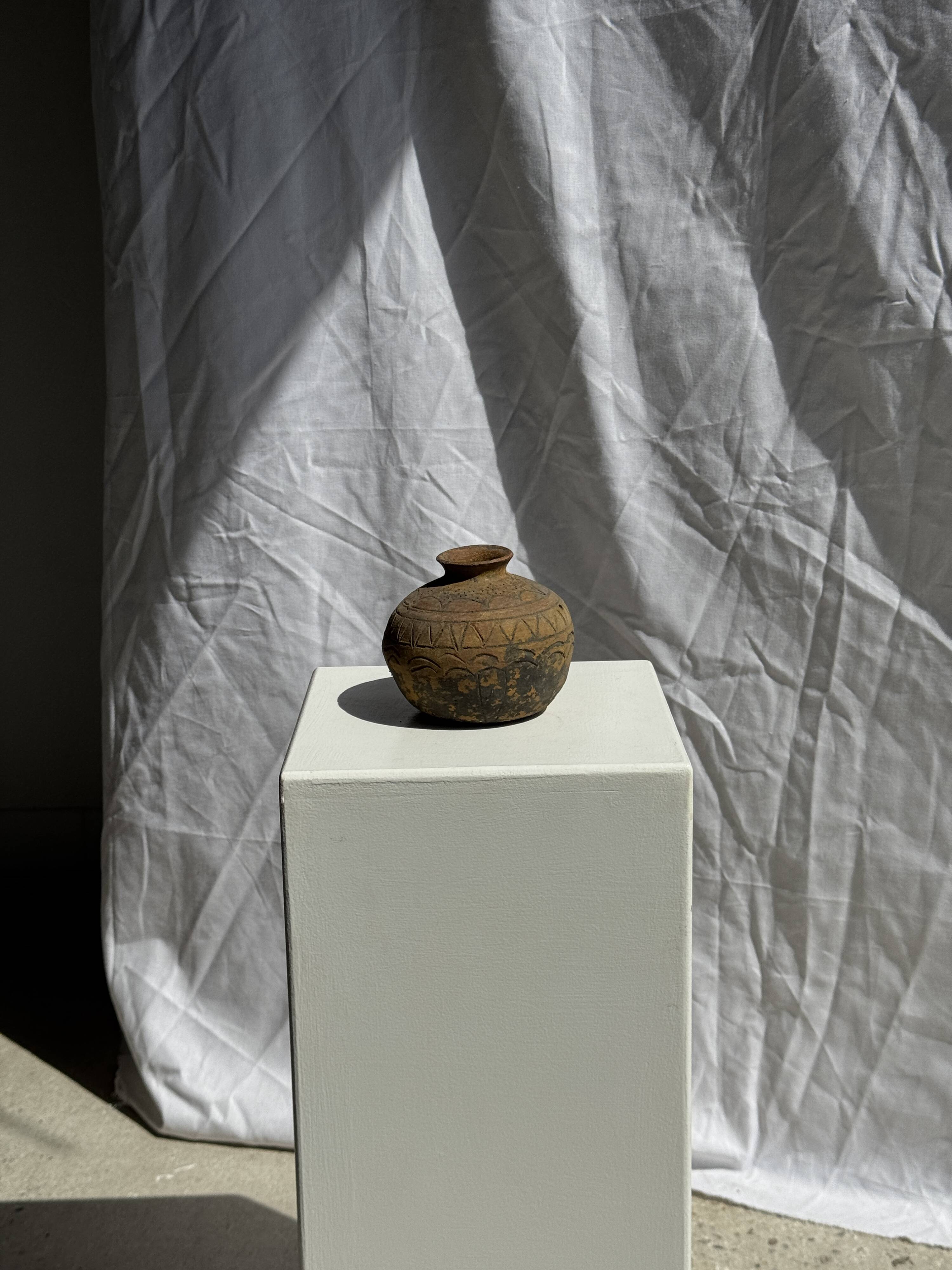Small round ancient vase in engraved terracotta, Indonesian polychromy H10 D1