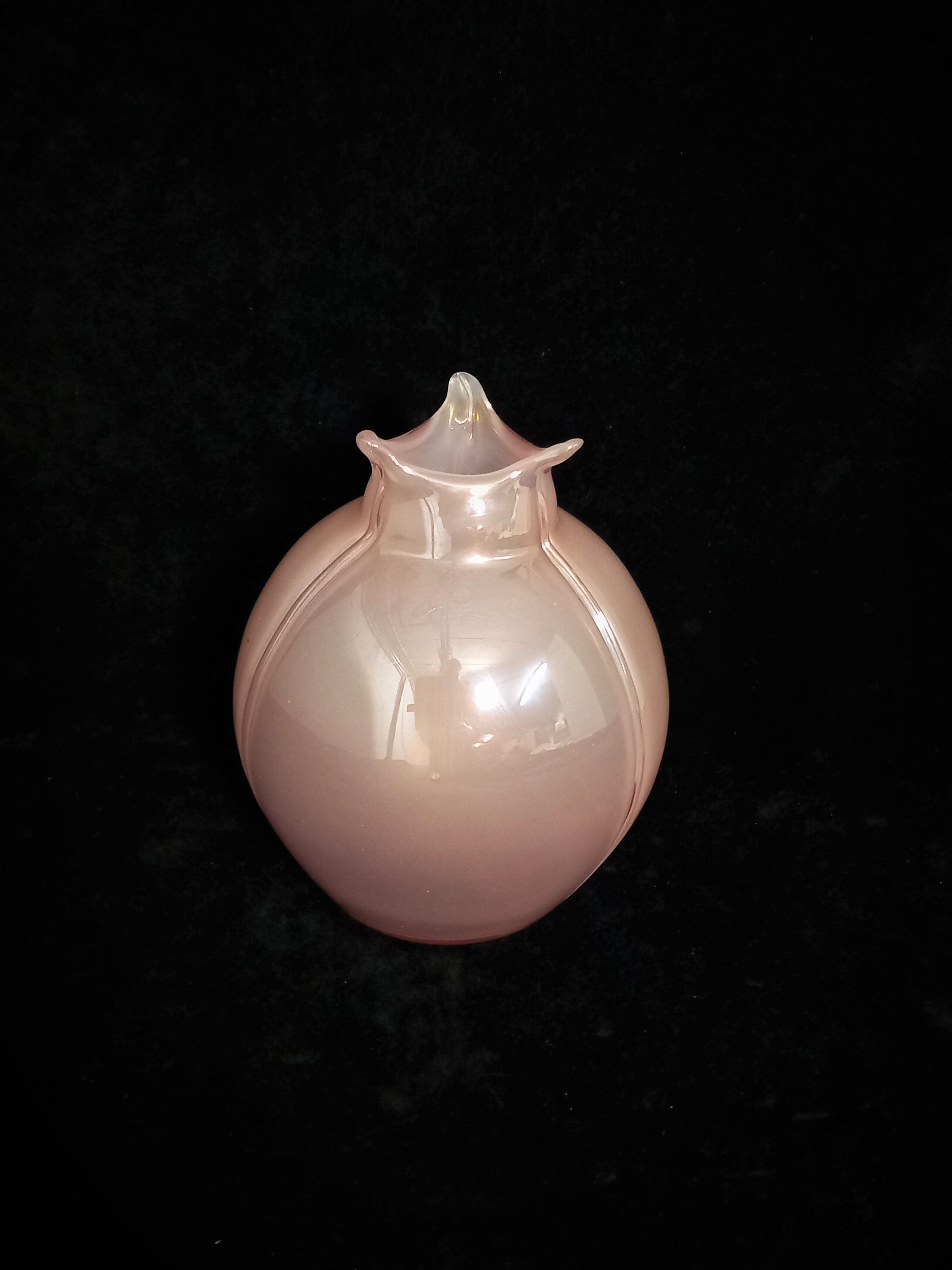 Pearl pink art glass vase with trilobe drawn edge
