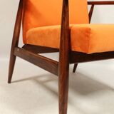 Fauteuil moderne en velours orange papaye bois brun foncé 1970 style scandinave