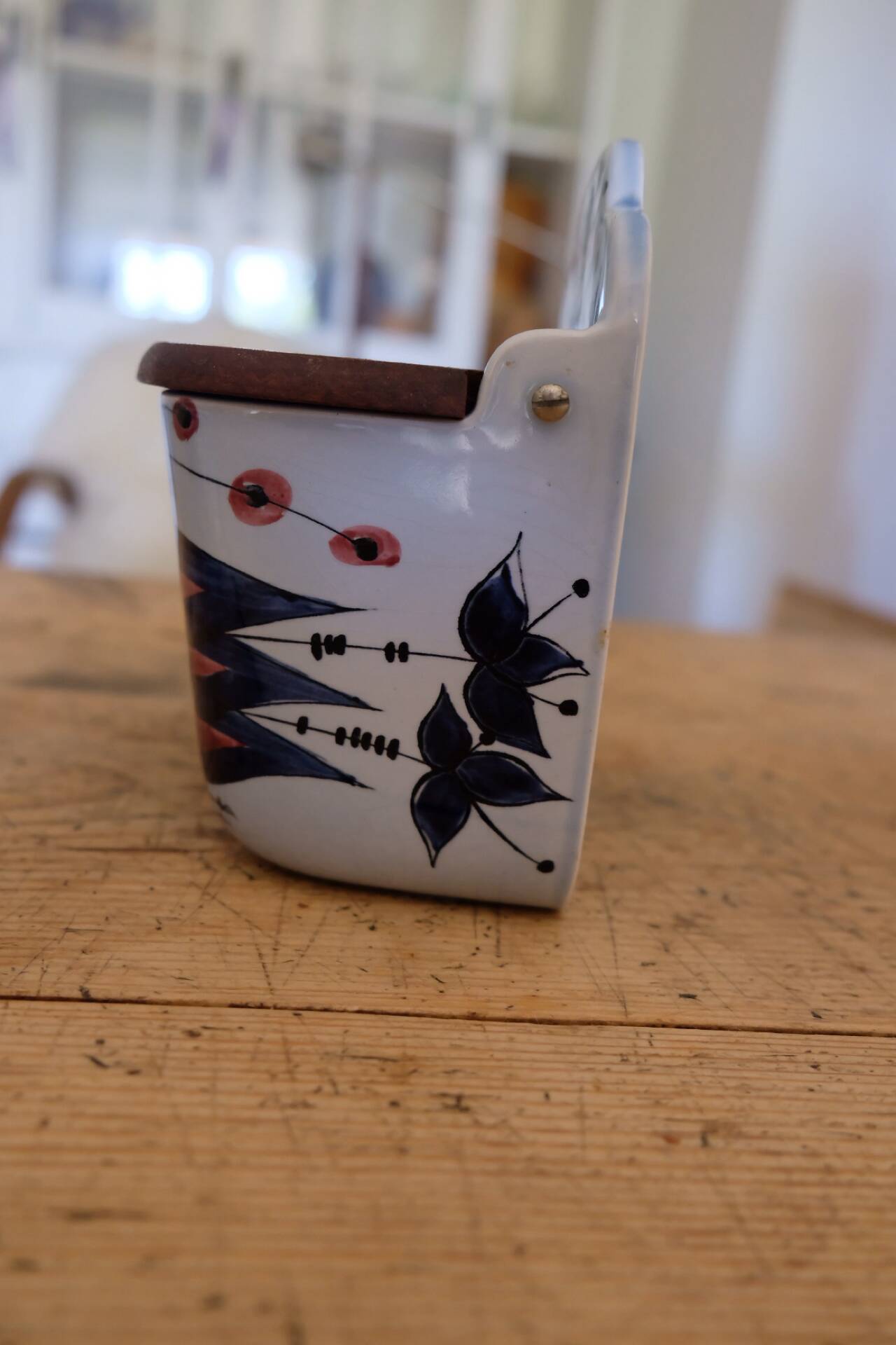 Royal Copenhagen Aluminia Tenera – wall-mounted salt pot "Crazy Bird" – Be