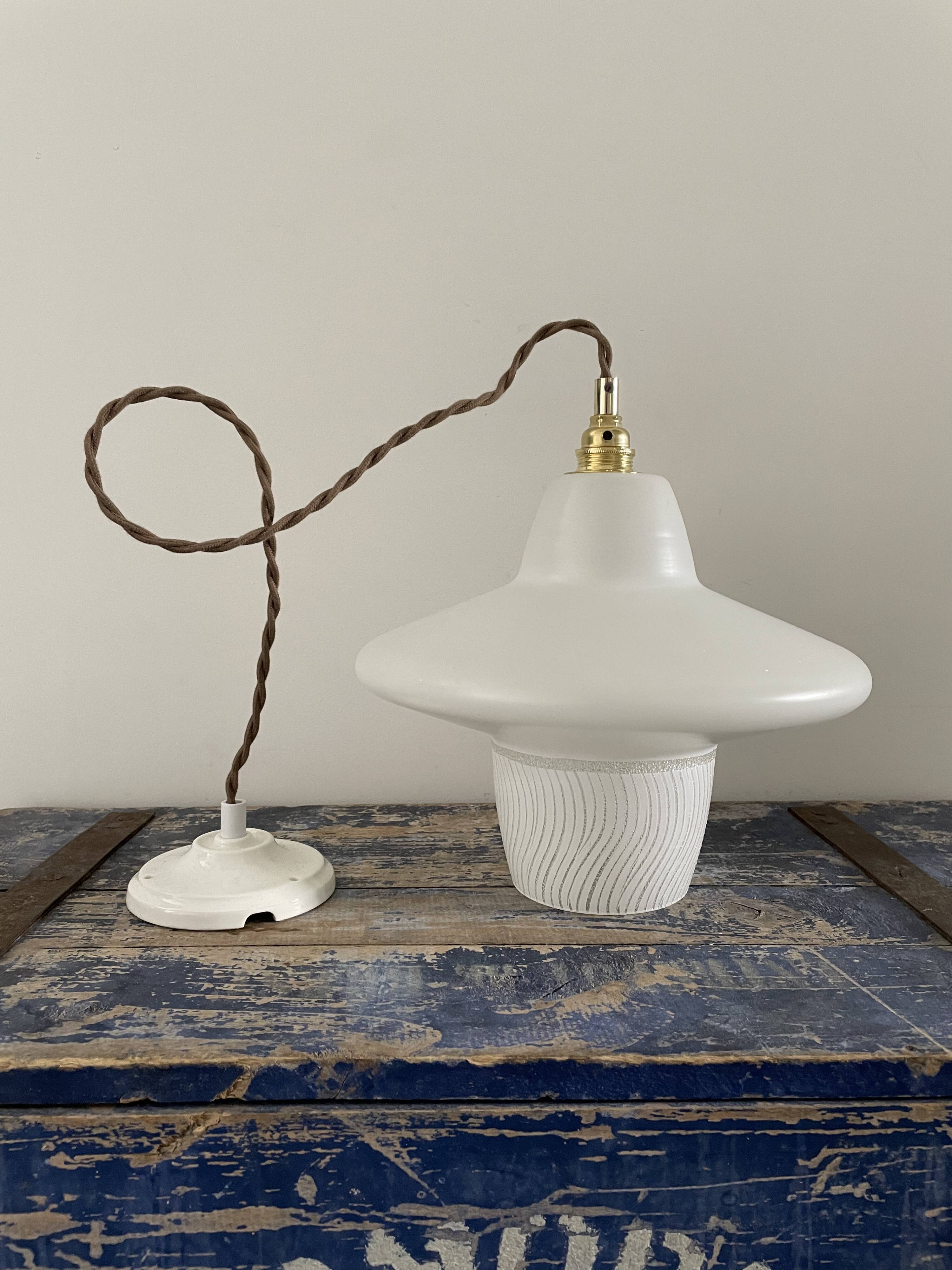 Vintage suspension in electrified white opaline to nine
