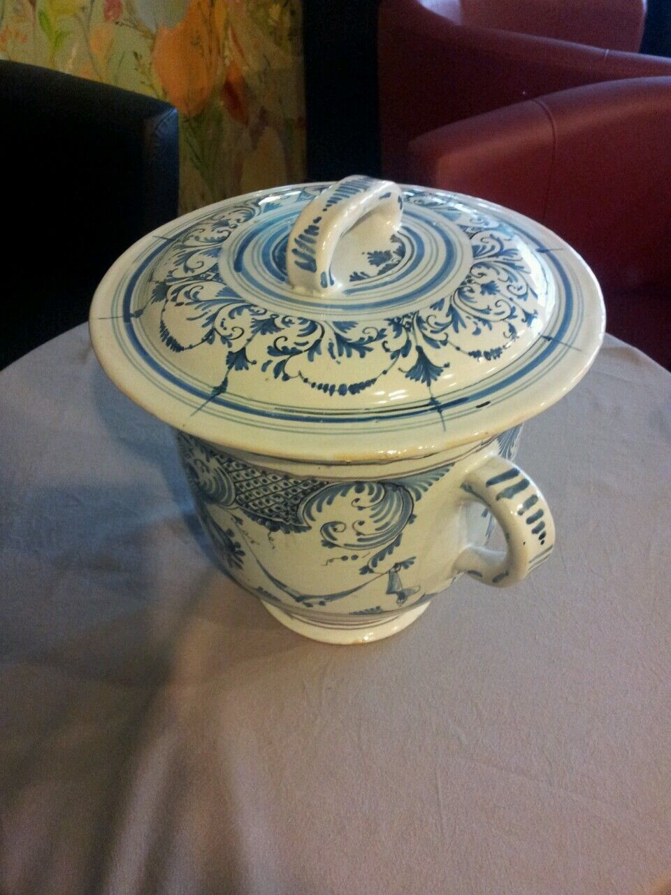 Rare et ancien vase de nuit en faience Selency