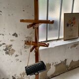 Patère wears pine coat 70