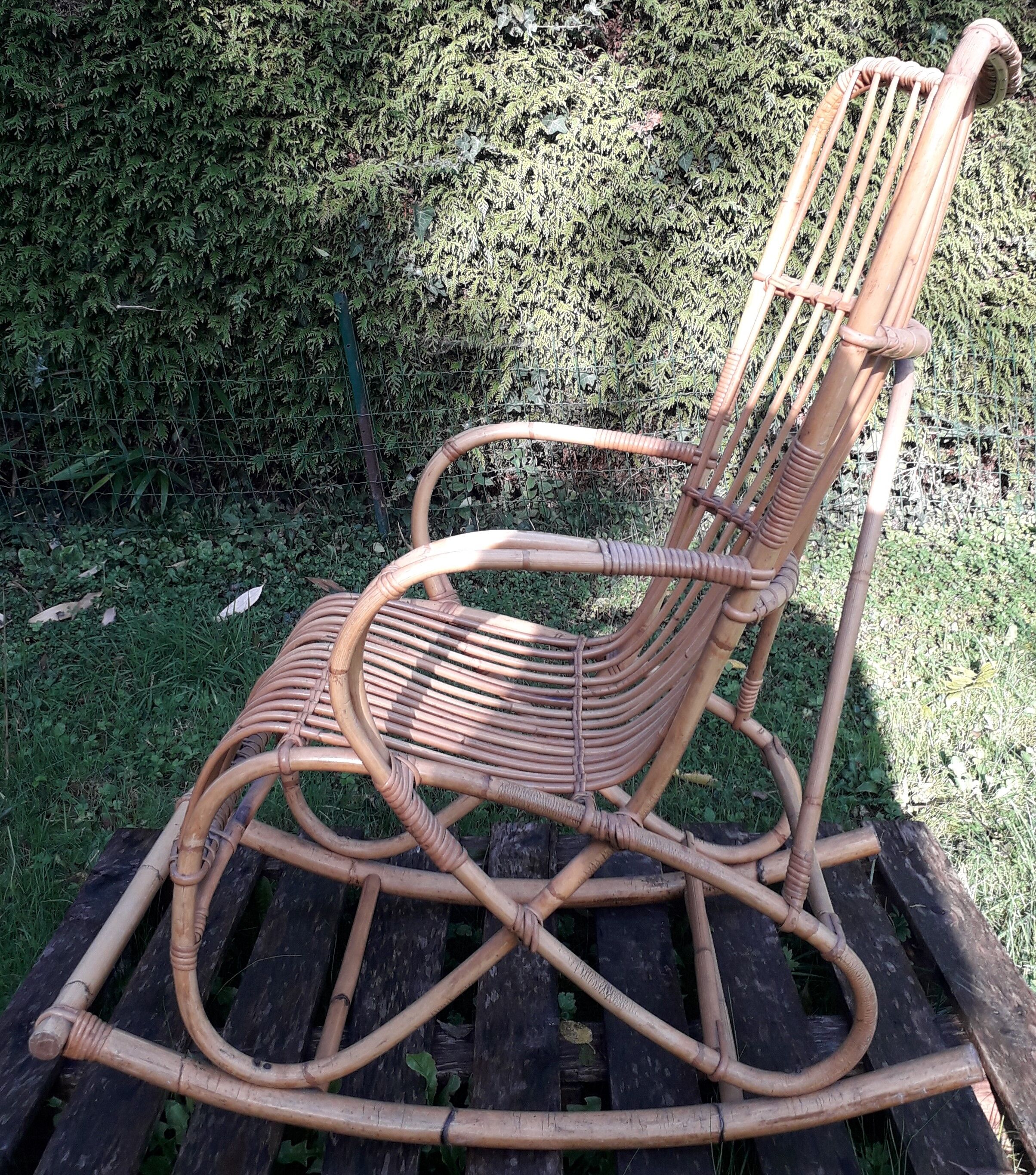 Rocking-chair in vintage rattan 1960
