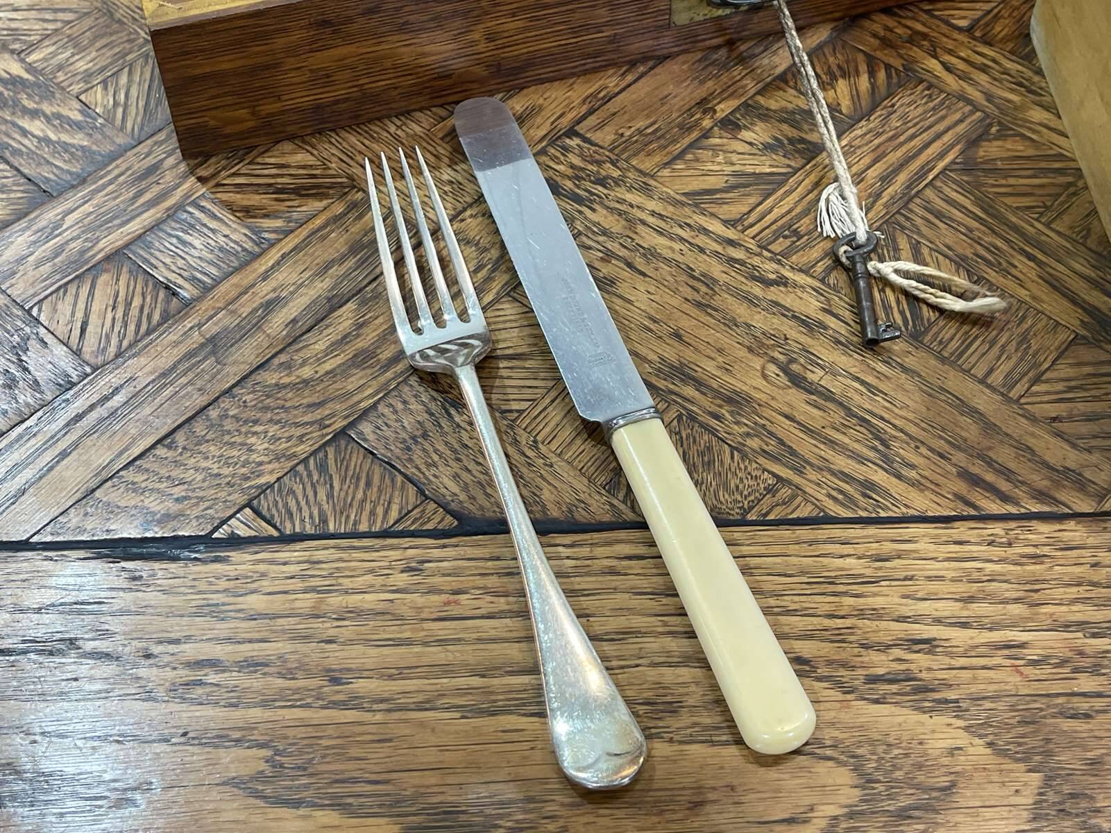 English silver-plated cutlery set in its oak box - early 20th century