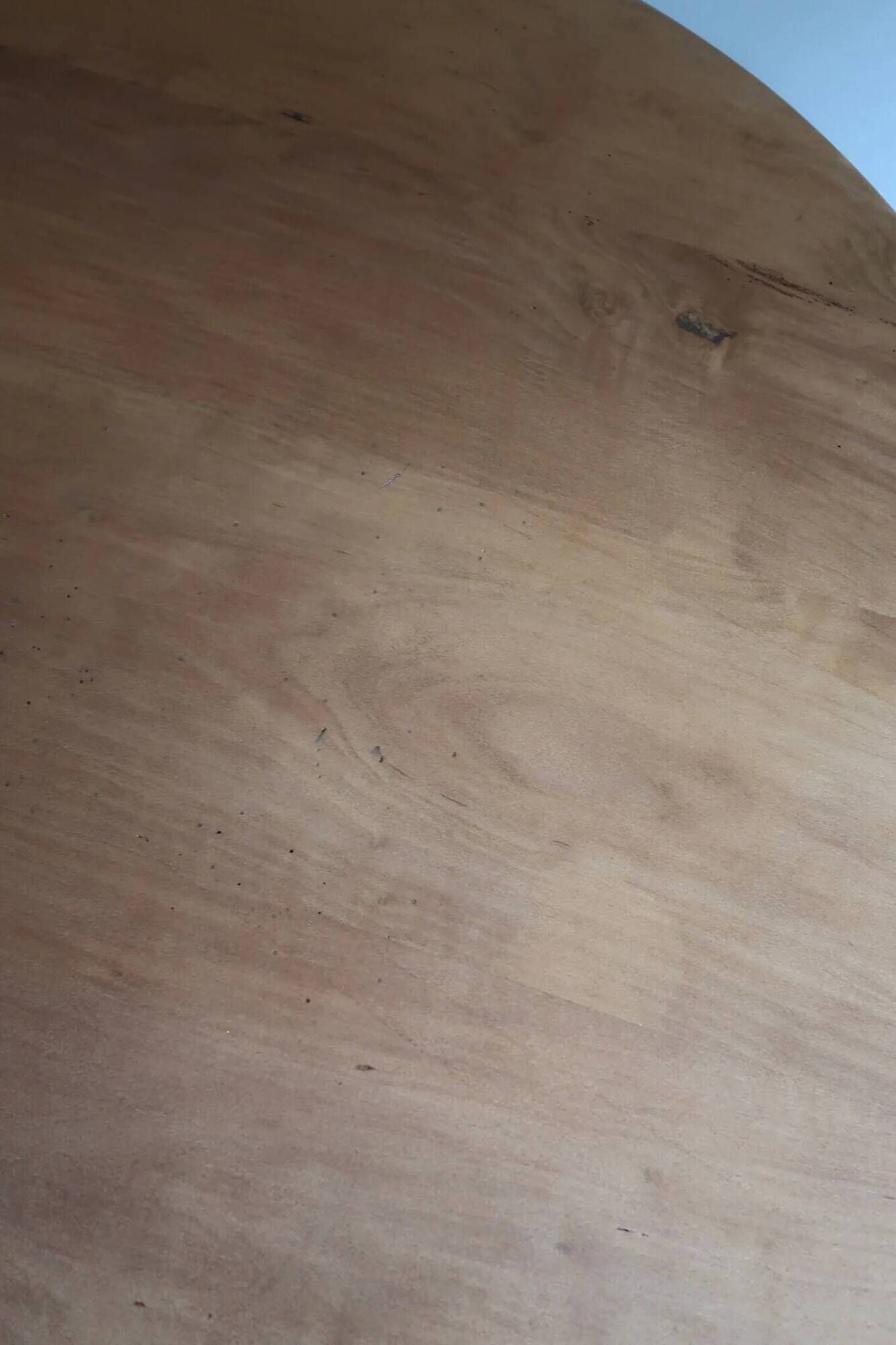 Table ronde en frêne, pied central mouluré, art déco