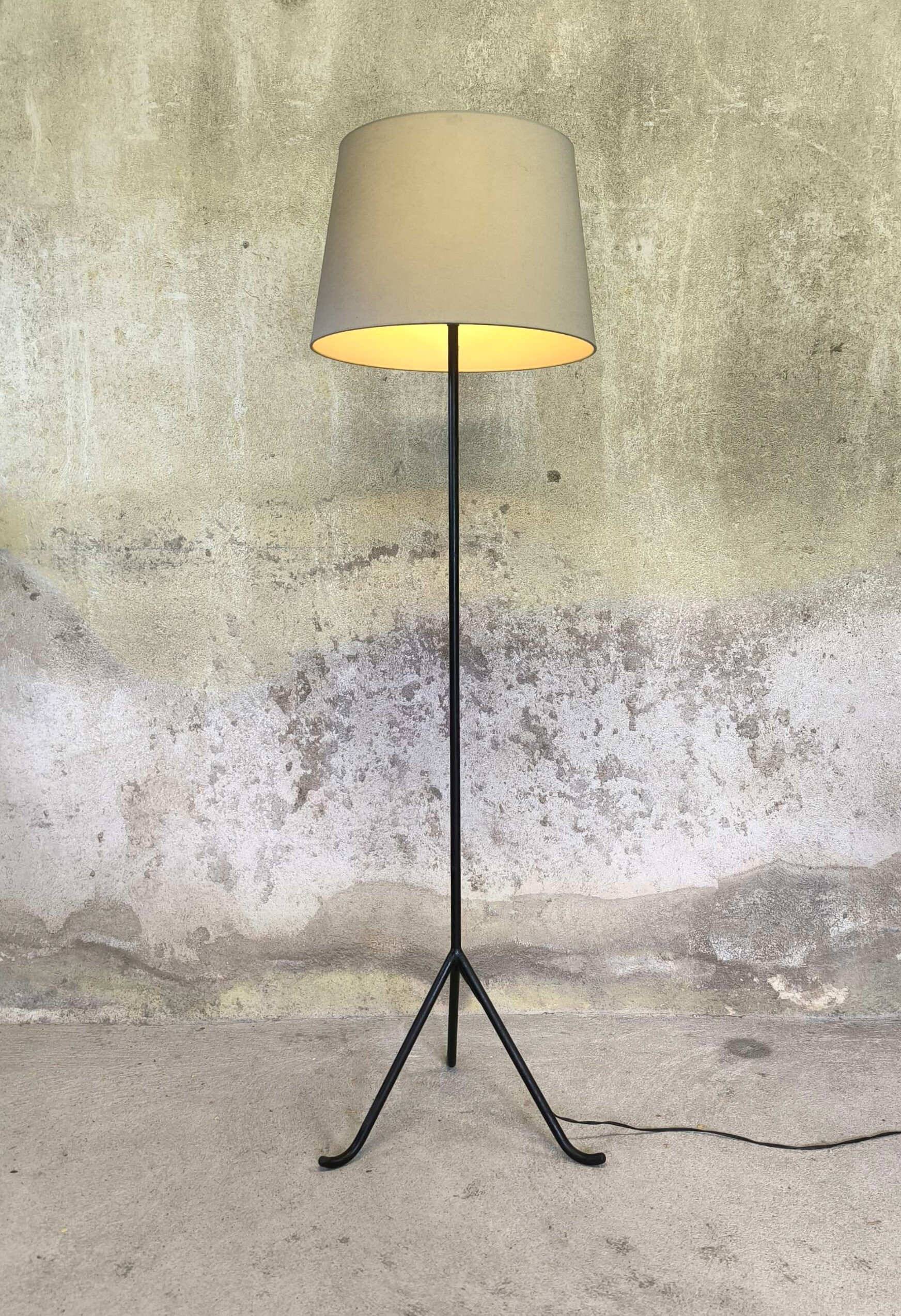 Vintage modernist tripod floor lamp.