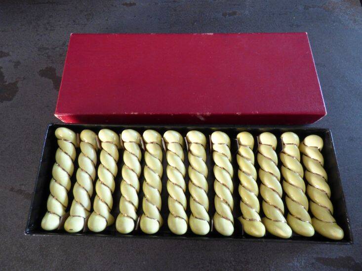 12 yellow and gold ceramic knife rests in their case from the 1950s.