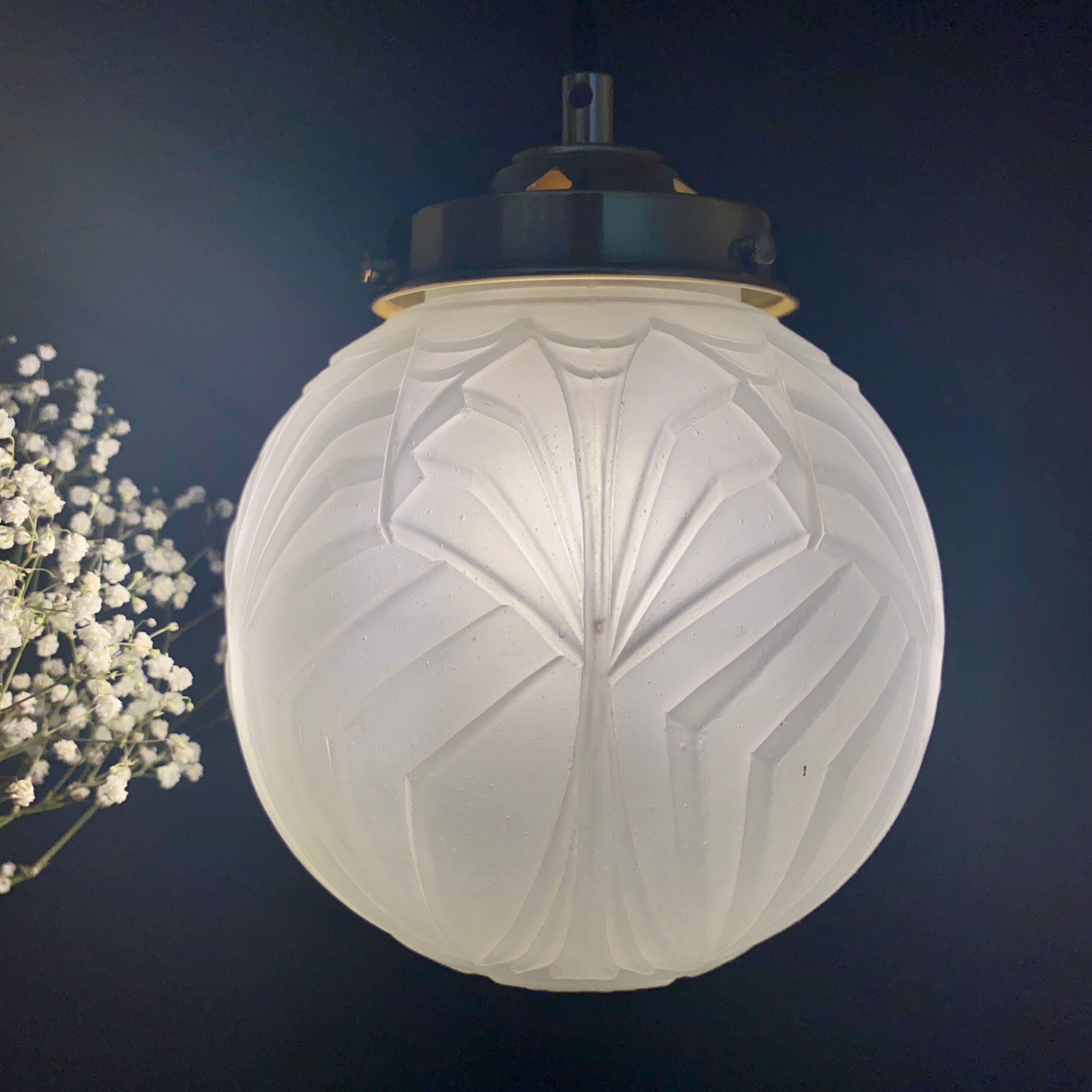 Suspension globe vintage art déco en verre dépoli