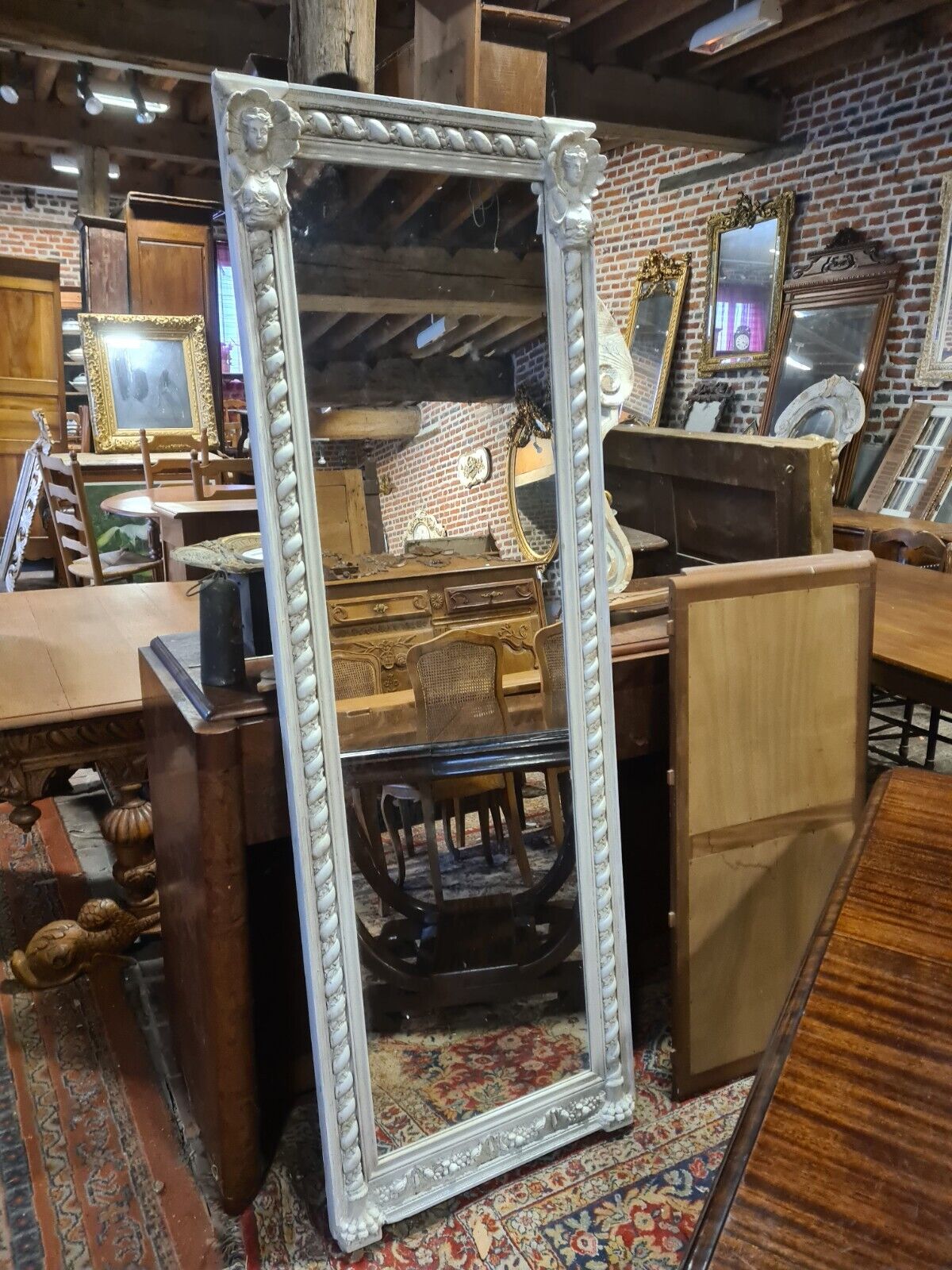 Beige patinated mirror with women's heads