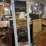 Miroir patiné beige avec des têtes de femme
