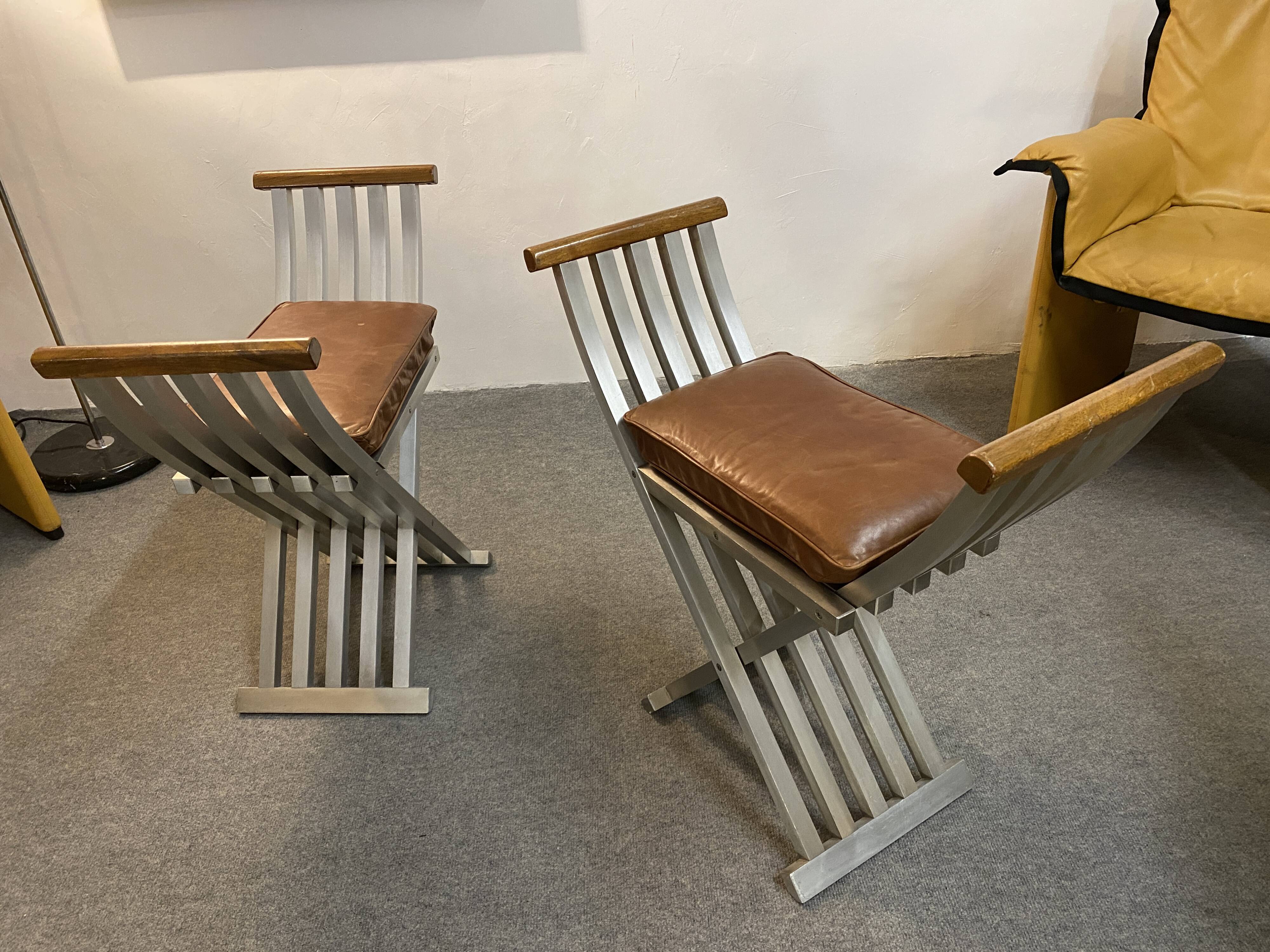 Pair of curule chairs designed by John Vesey, 1958, USA, brushed aluminum, walnut and leather