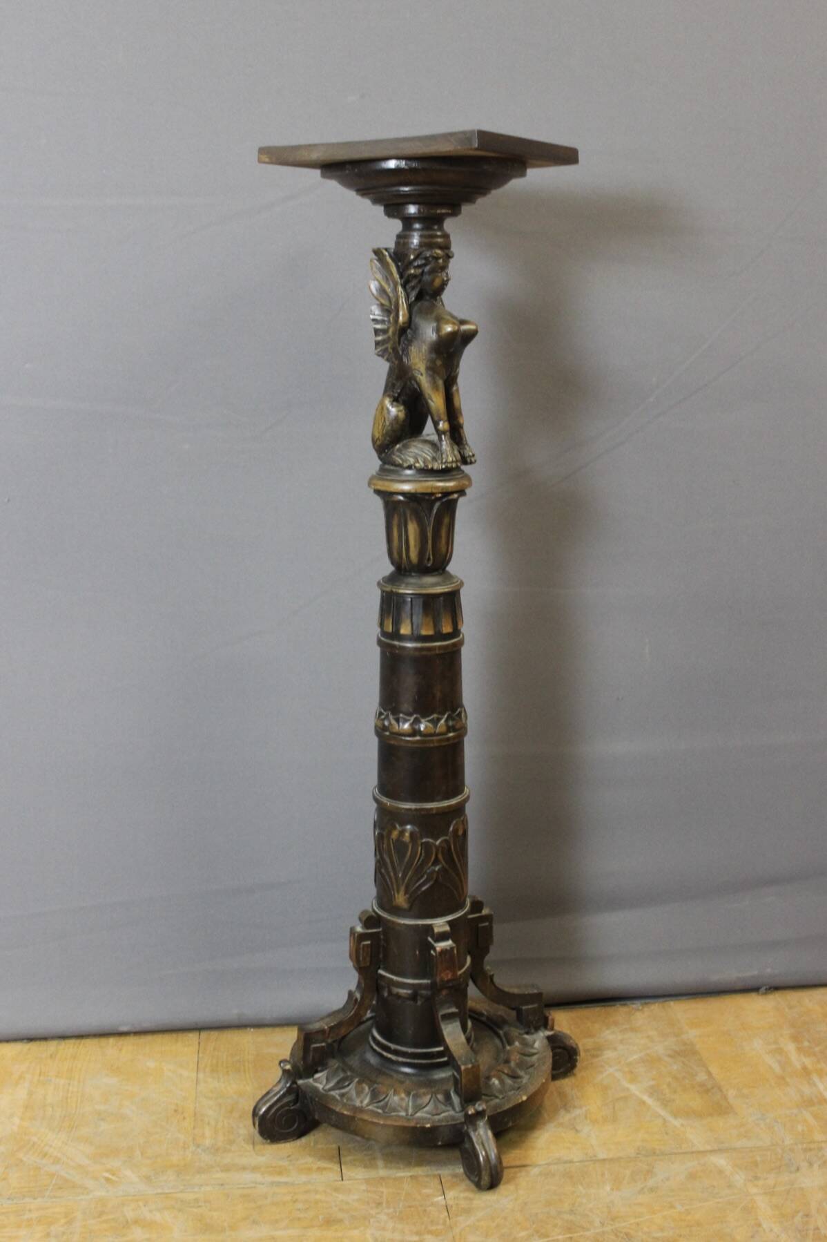 Presentation column with a carved Sphinx decoration from around 1900.