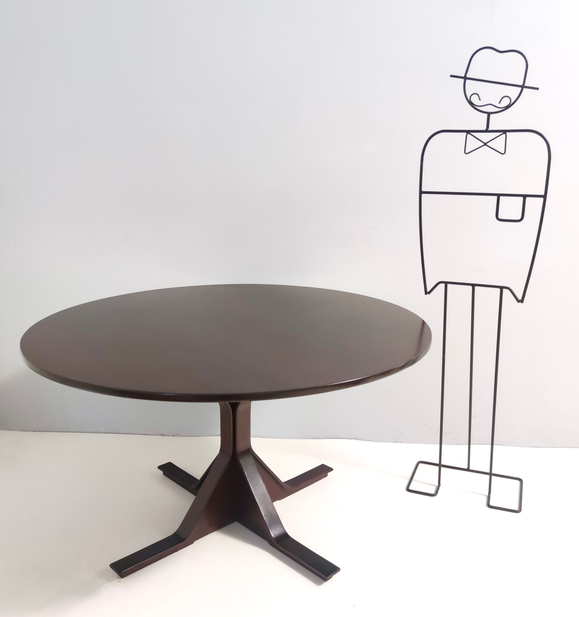 Vintage round ebonized walnut dining table mod. 522 by g. frattini for bernini