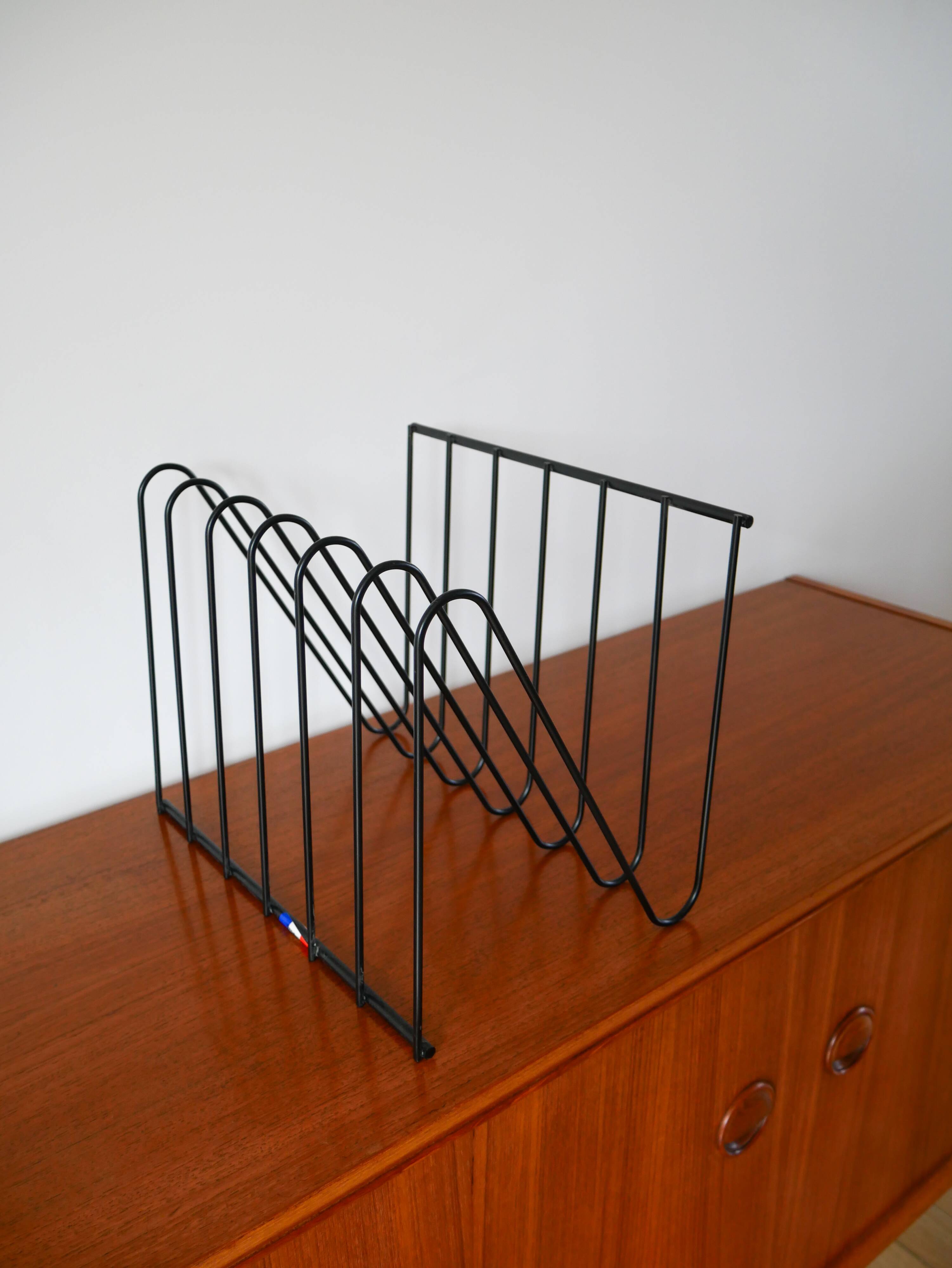 Black metal magazine rack Design attributed to François Arnal for Atelier A Made in France 1970