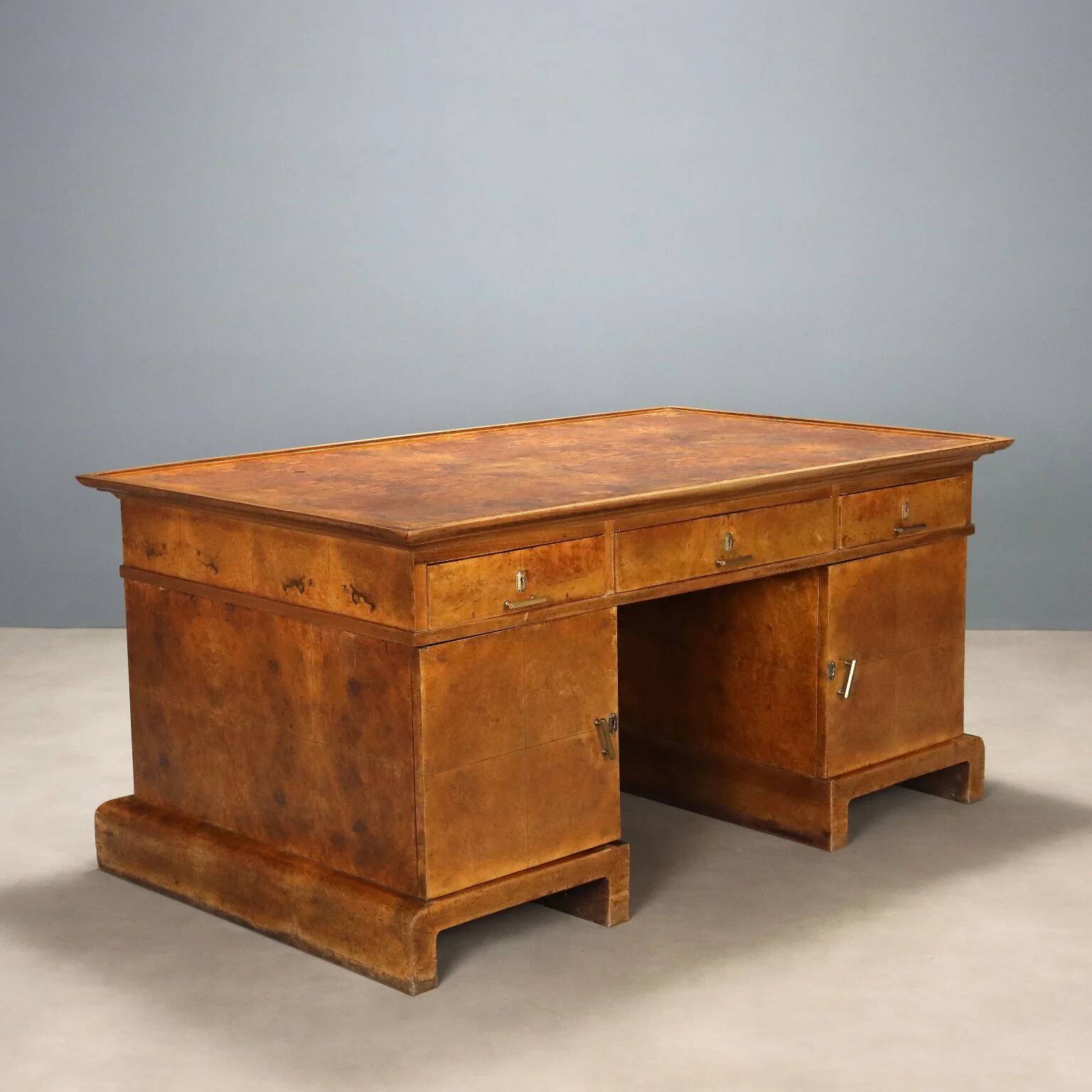 Antique Art Deco desk in walnut and walnut burl, 20th century