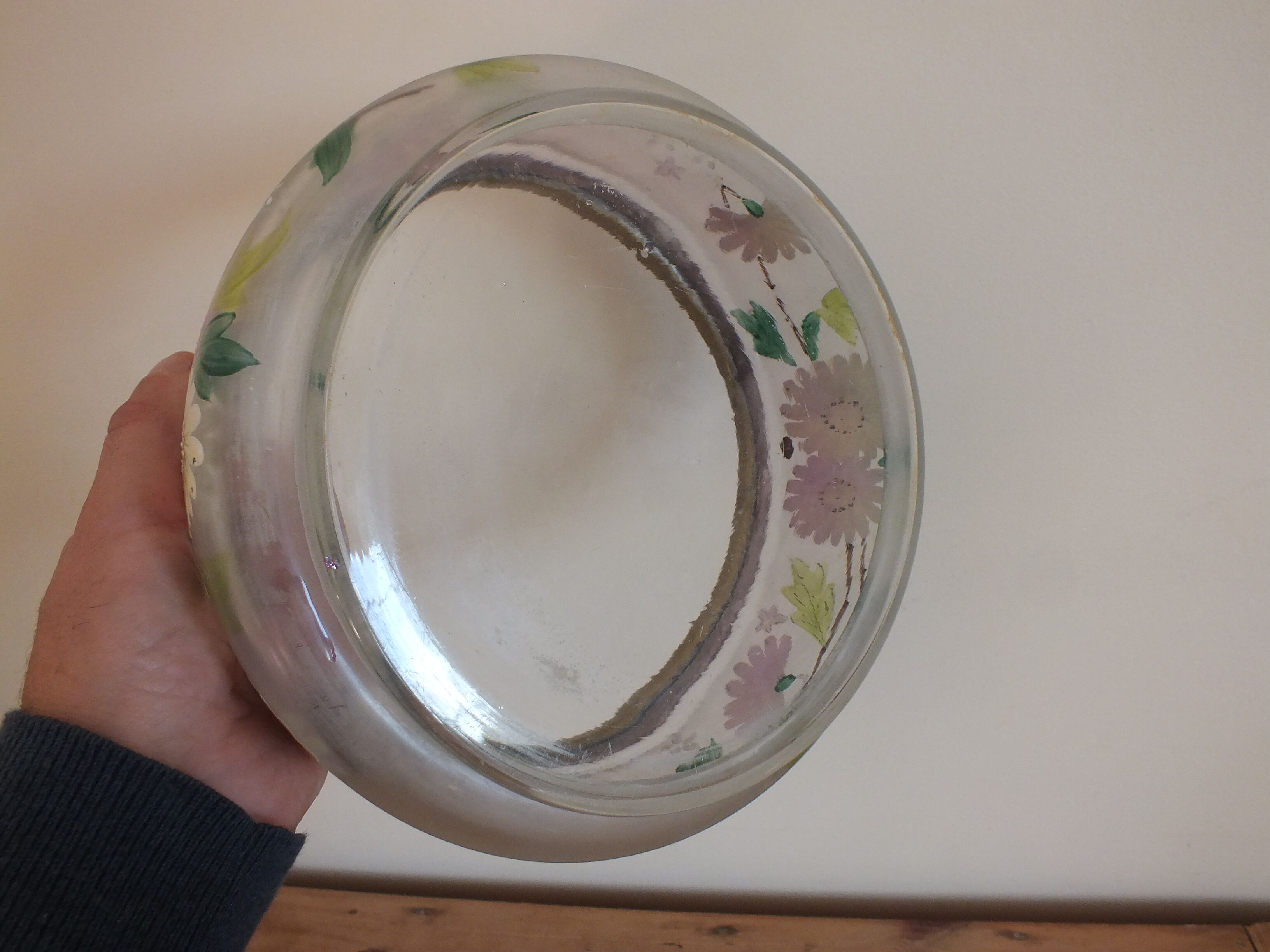 Saladier ancien en verre émaillé et cerclage laiton