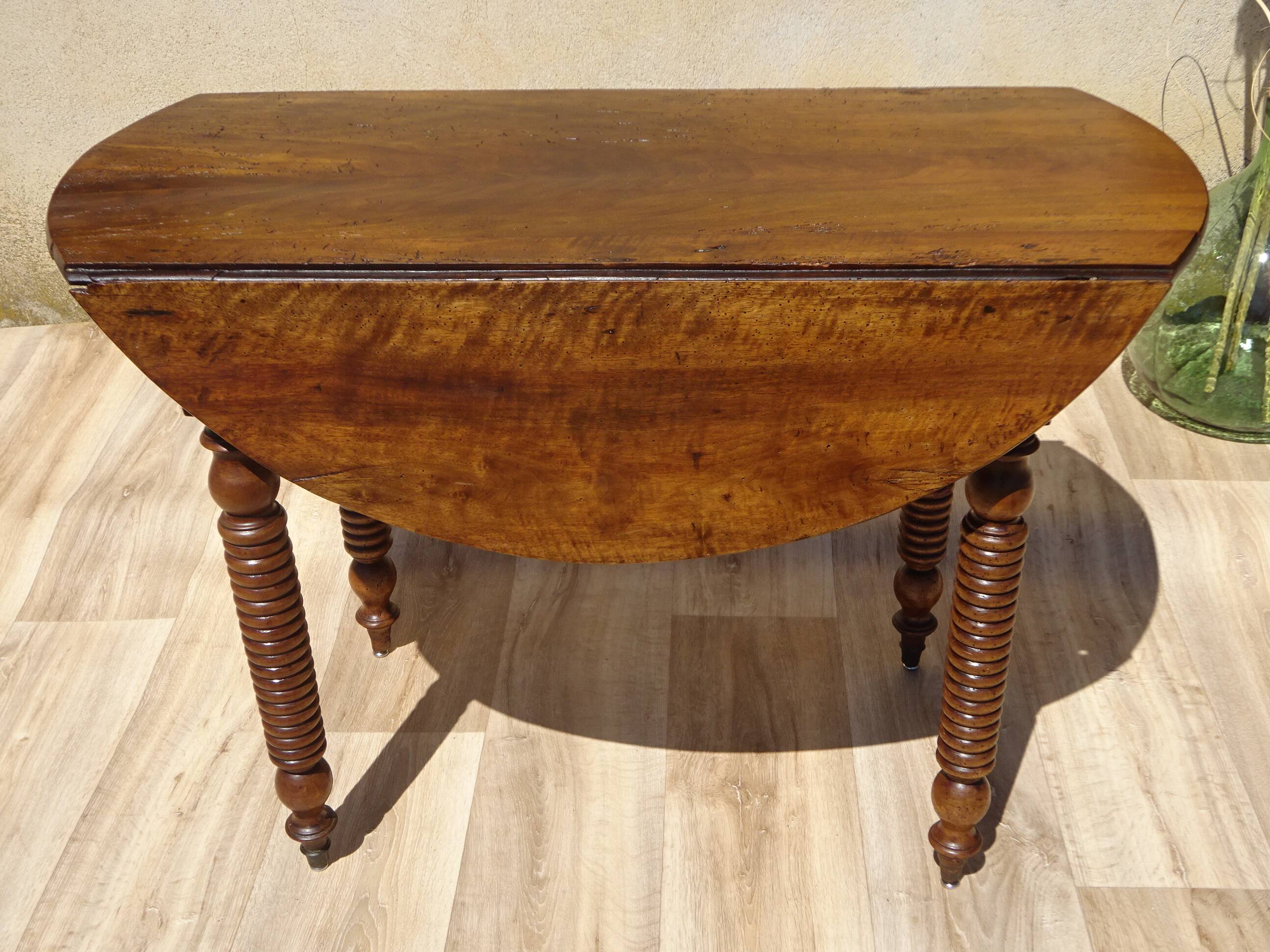 Drop-leaf table, honey-spoon-shaped legs