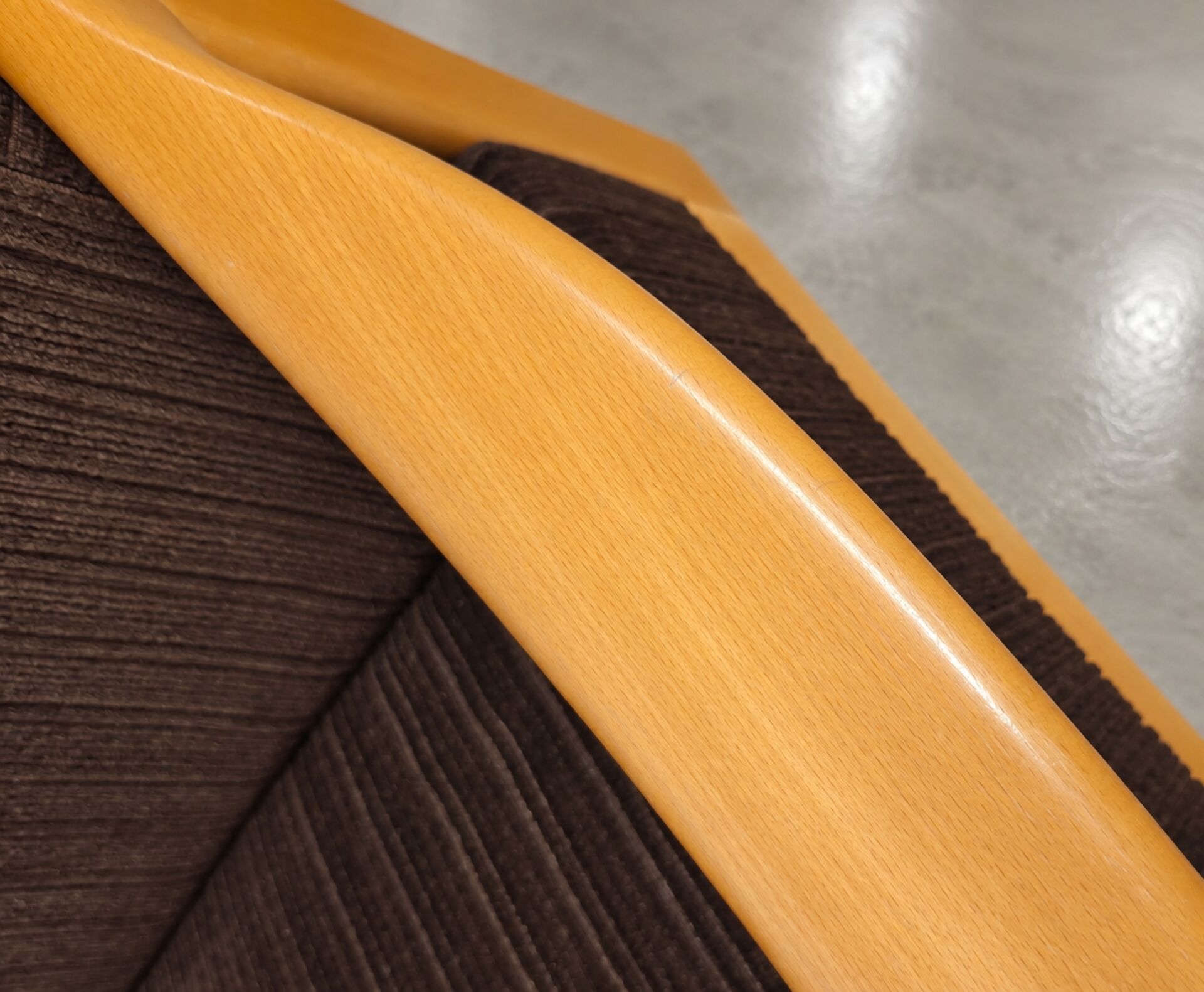 1960s light wood and brown ribbed fabric convertible daybed canapé